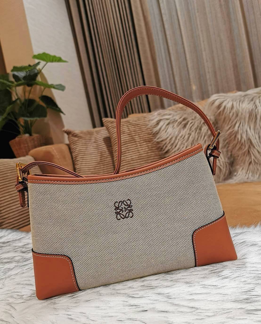 LOEWE SHOULDER BAG VIP GIFT WITH PURCHASE (GWP) พรีเมี่ยมกิ๊ฟ Limited จาก LOEWE PERFUME DUTYFREE COUNTER รุ่นใหม่วัสดุ Canvas Fabric ผสมผสานหนังแท้ CalfSkin ดีไซน์และโทนสีลงตัวสุดคลาสสิค เปิดปิดด้วยซิปแบรนด์อะไหล่ทอง ภายในโล่งกว้างซับในผ้าฝ้ายลายก้างปลาคง