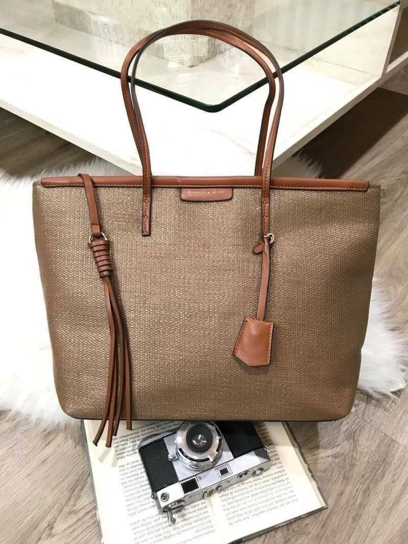 Charles & Keith Black Textured Tote Bag ฮอตฮิตตลอดกาลสำหรับรุ่นนี้ รุ่นยอดนิยม!! มากี่รอบกี่รอบก็ขายดี ใครไม่มีรุ่นนี้ติดตู้ไว้ถือว่าเชยมาก(!!) กระเป๋าสะพายทรง Shopping bag ใบใหญ่จุของได้ใจ น้ำหนักเบา โดดเด่นด้วย Textured วัสดุสานรอบใบ ตัดขอบหนัง สวยอยู่ท