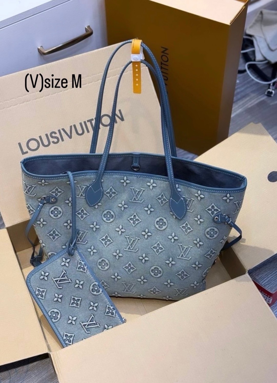 LV Neverfull Denim Tote Bag กระเป๋าสะพายทรงโท้ทเดนิมลายโมโนแกรมปั้มนูนคมชัดสวยหรูลัคชู ลวดลายเอกลักษณ์สวยโดดเด่น พร้อมใบเล็กเข้าชุด