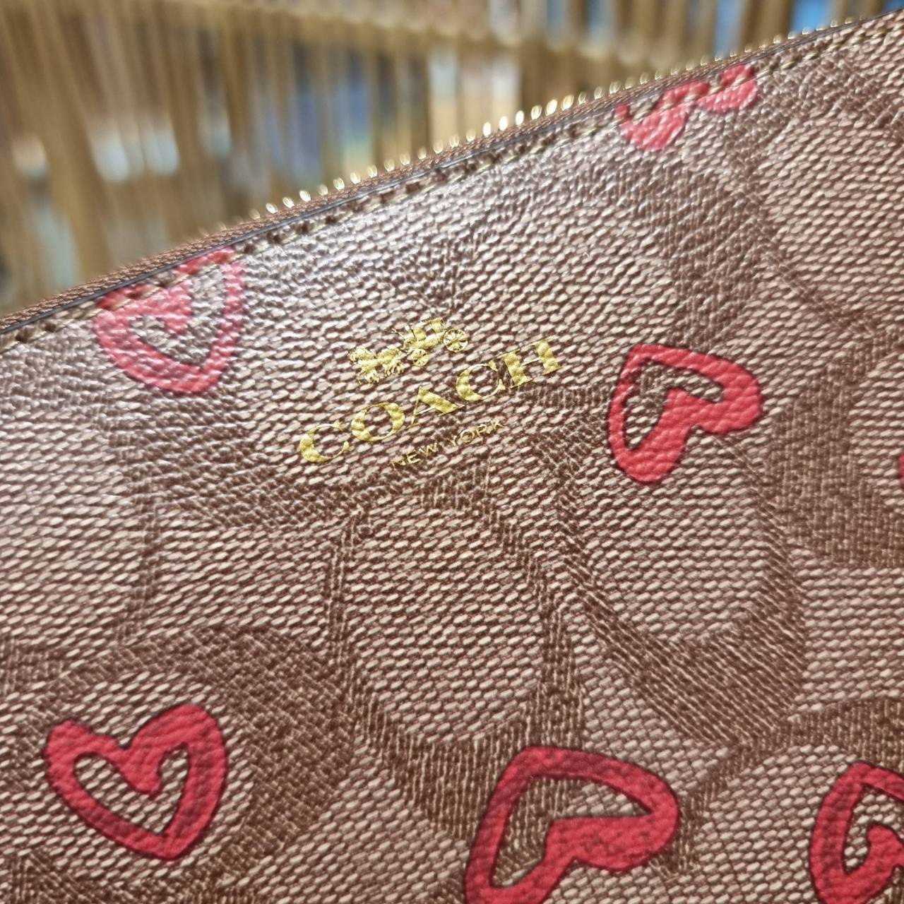 COACH 2972 CORNER ZIP WRISTLET IN SIGNATURE CANVAS WITH BUTTERFLY PRINT มาแล้วจ้า ไอเท็มสุดปัง!! ฮิตไม่เลิก!! พร้อมลวดลายสุดคิ้วท์ น่ารักน่าใช้ขึ้นไปอีก กระเป๋าคล้องมือ ขนาดเหมาะพกพา วัสดุหนังแคนวาส ภายในเป็นช่องโล่ง ใส่ธนบัตร หรือใส่บัตร ใส่เหรียญ ได้หมด