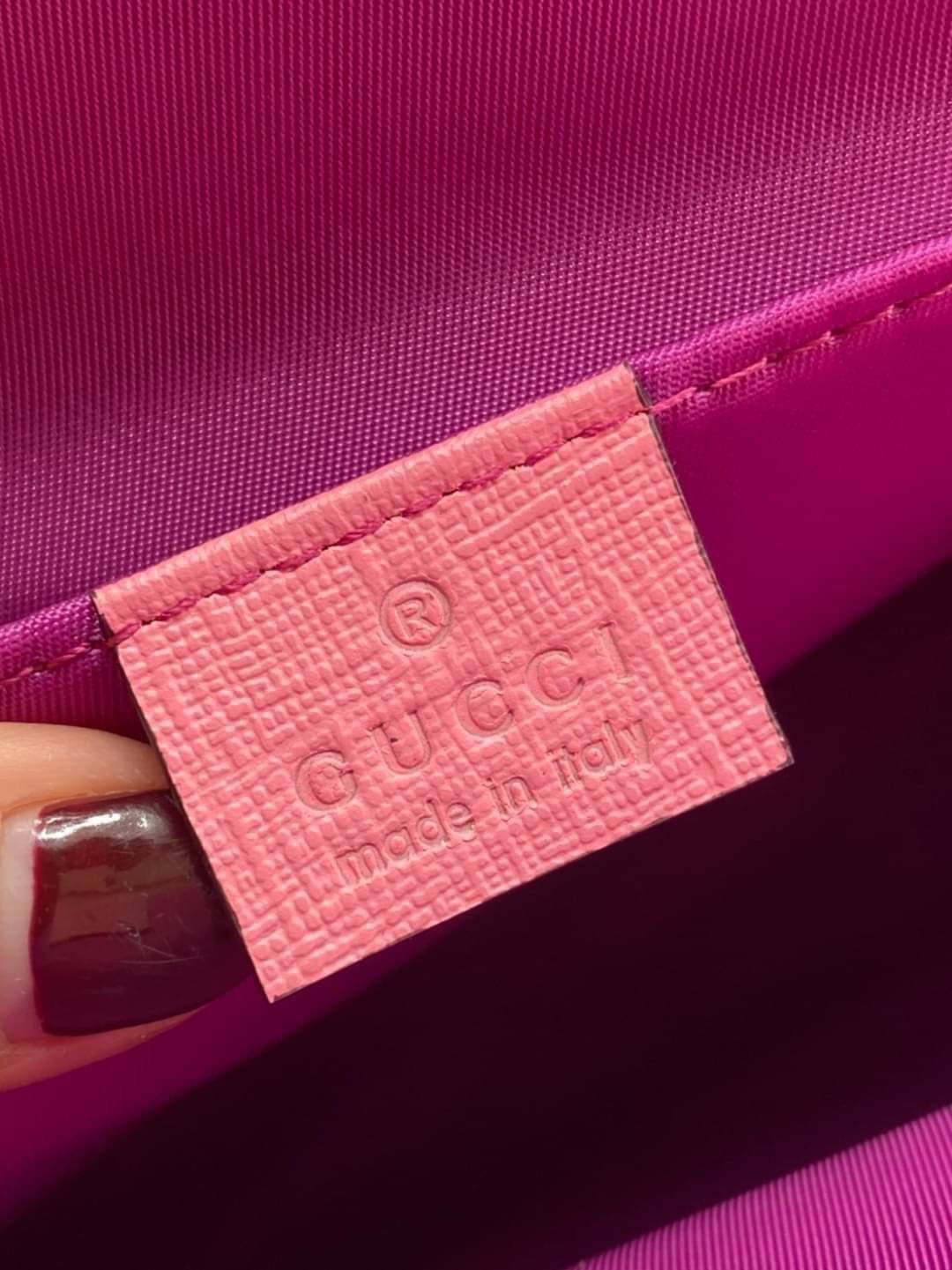 Ori GUCCI Children's tote bag GG kids ที่สุดของความน่ารัก ลิมิเต็ดแบบไม่มีเอาท์ สาวๆสายหวานไม่ควรพลาดด้วยประการทั้งปวงเลยค่าา หนังแท้เกรดดีที่สุด พิมพ์ลายแบรนด์รอบใบเทคเจอร์สวยอยู่ทรง ภายในมีโลโก้กว้างและจุสุดๆใส่สัมภาระได้เยอะ ภาพถ่ายจ