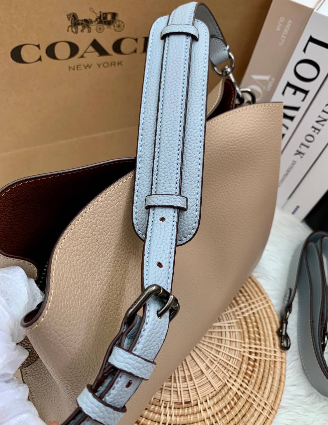 COACH WILLOW SHOULDER BAG ((C2745//C2590//C2621)) พร้อมส่งที่ไทย รุ่นแนะนำค่ะ🔥🔥 🔺กระเป๋าหิ้ว//คล้องไหล่//สะพายข้าง สุดคุ้ม! หนังแท้ชั้นดี ได้ไปหลงรักแน่นอนค่ะ หนังสวยมากๆ😘 🔺ตัวกระเป๋าแบ่งเป็นสองช่องหลัก ด้านนึงเป็นแ