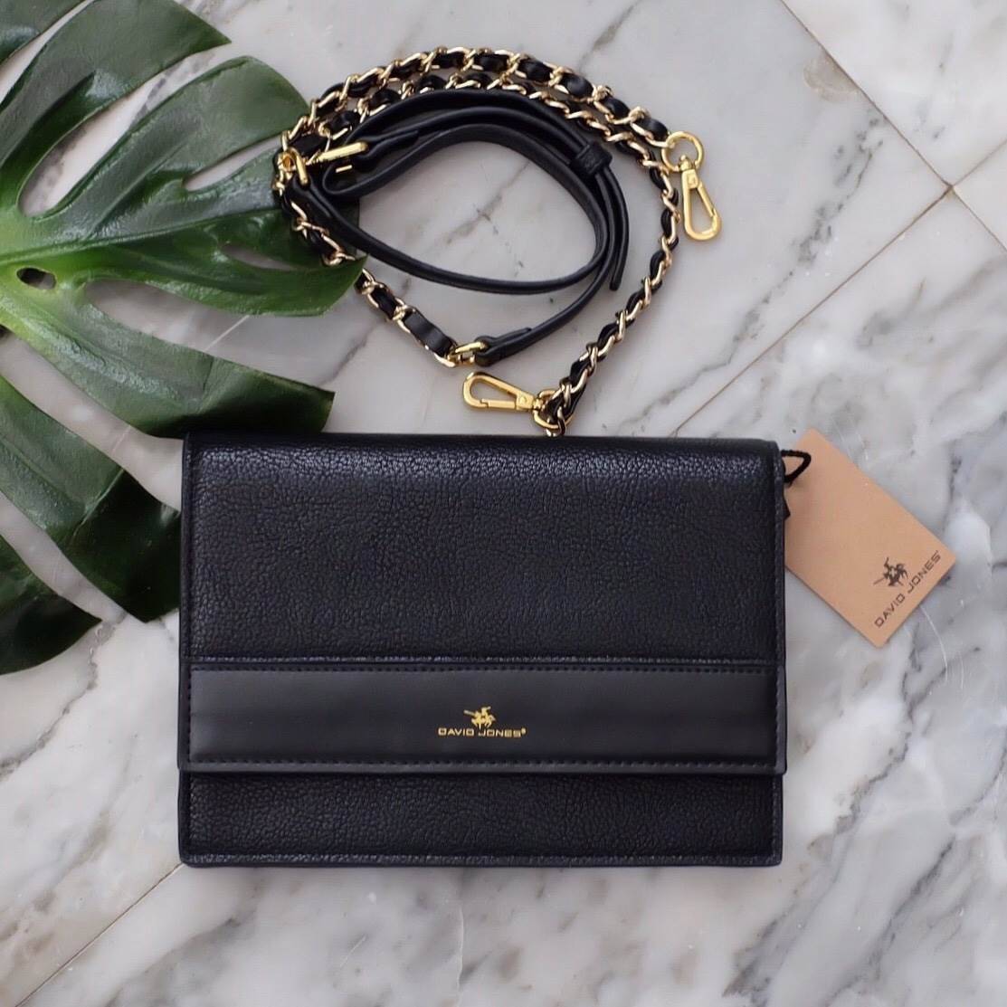 David Jones Clutch Bag กระเป๋าสะพายทรง cluth ขนาดกำลังดี วัสดุหนังวัวแท้ หนังนิ่ม ตัวกระเป๋าเปิดปิดด้วยกระดุมแม่เหล็ก ภายในมีช่องเล็กใบบัตร ด้านหลังมีอีก 1 ช่องใส่โทรศัพท์ได้ค่ะ มาพร้อมสายยาวถอดได้ สะพาย crossbody ได้ค่ะ คุ้มค่าคุ้มราคา