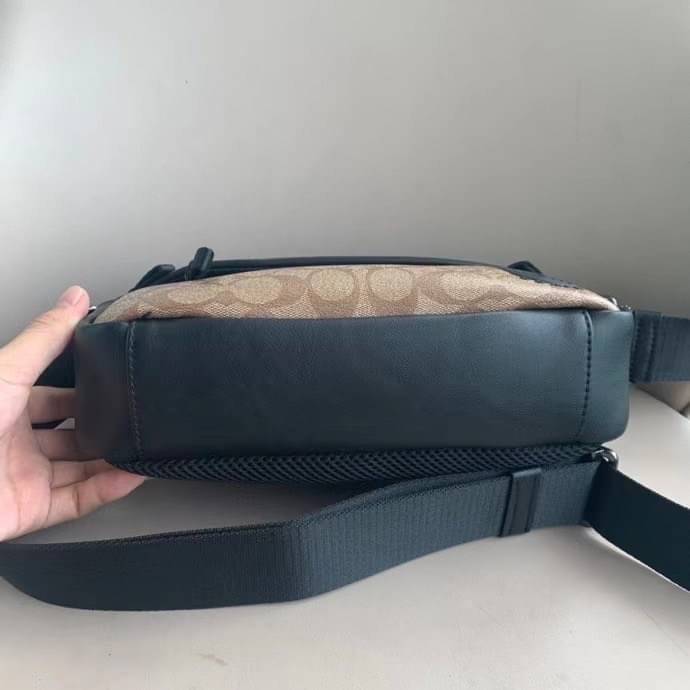 COACH EDGE CROSSBODY IN SIGNATURE CANVAS กระเป๋าสะพายครอสบอดี้ร์ วัสดุหนังแท้ หนังนิ่มอย่างดีค่ะ ด้านหน้ามีช่องซิปซ่อนให้หนึ่งช่อง เปิดปิดช่องหลักแบบซิปคู่ภายในกว้าง ใส่ของได้จุเลยนะคะ มีช่องซิปและช่องเล็กให้อีก2ช่อง;ด้านหลังกระเป๋าเป็นช่องโล่งใส่ของอีกช่