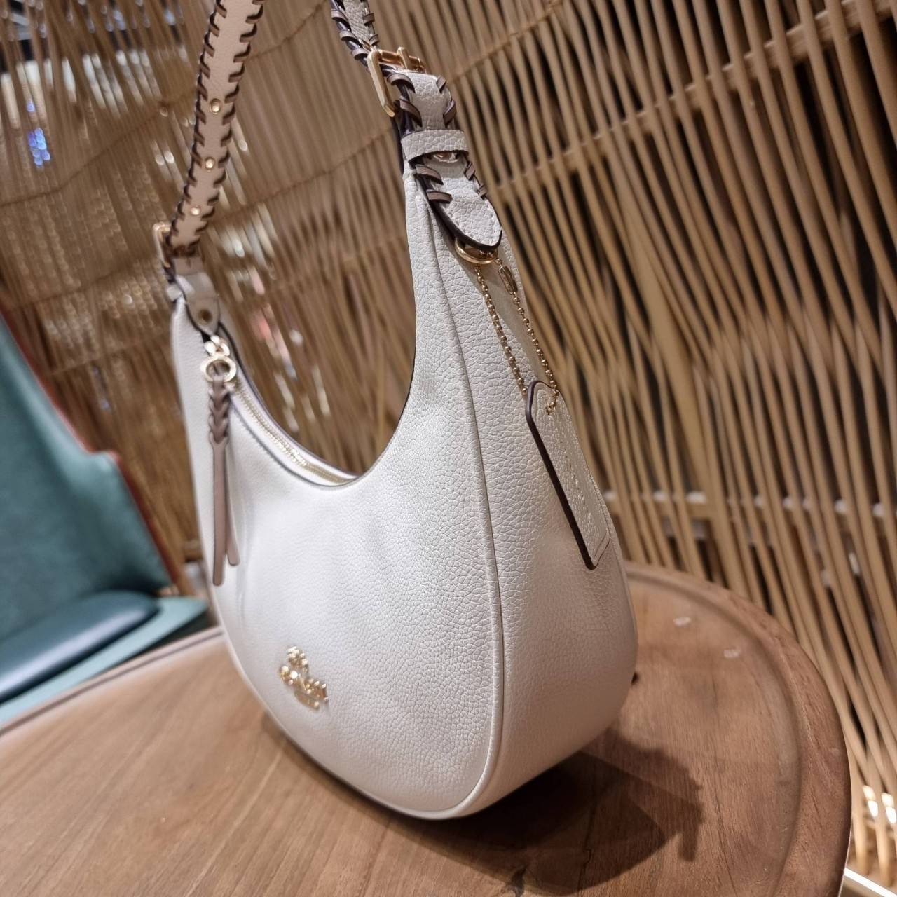 COACH C4108 BAILEY HOBO WITH WHIPSTITCH BEST SELLER ต้องมา!! กระเป๋าทรงโฮโบ ดีไซน์หรูหรา แมชท์ง่ายกับทุกไลฟ์สไตล์ วัสดุหนัง pepble หนังนิ่มสวย เปิด-ปิดด้วยซิปรูดใช้งานง่าย ภายในโล่งกว้าง สายคล้องสะพายไหล่ มีดีเทลน่ารักน่าใช้ ใช้งานสะดวกและง่ายต่อการใช้ชีว