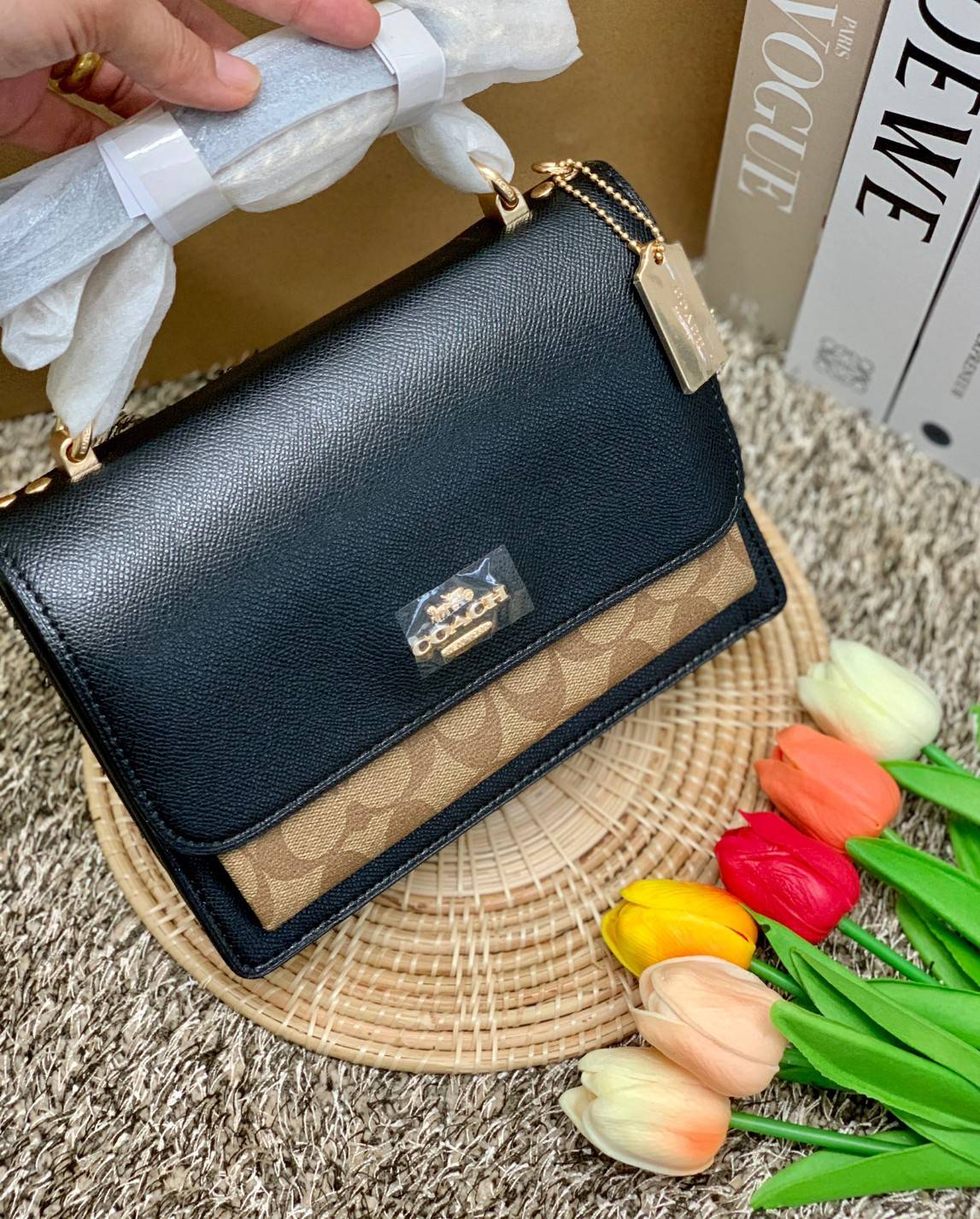 พร้อมส่งถึง8สี ห้ามพลาดค่ะ! COACH KLARE CROSSBODY BAG ((91019//91174//90400//1424//90635)) พร้อมส่งที่ไทย กระเป๋าสะพายครอสบอดี้ร์หรือสามารถทบเป็นสายคู่คล้องไหล่ได้ด้วยค่ะ หนังแท้ แต่ละสีทำลายหนังได้สวยงามแตกต่างกันออกไปนะคะ ✔️ห้อยด้วยป้ายแบรนด์แบบโ