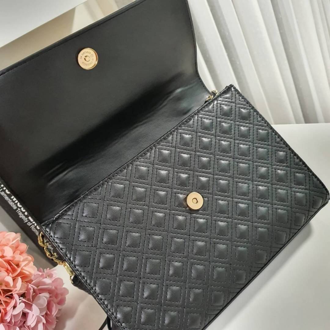 ของแท้ 💯% Tory Burch มีมาให้ช้อปอีกแล้วค่ะสาวๆ กับทรง Quilted Clutch กระเป๋าสะพายข้างหรือสะพายเป็นครอสบอดี้ รอบนี้เข้า4สีเลย
