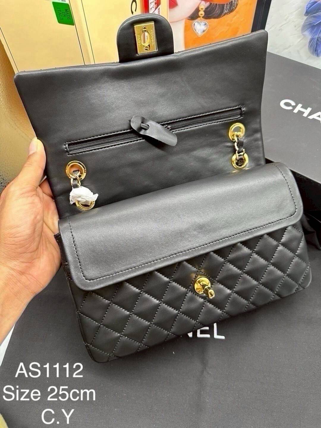 CHANEL Classic Bag 25cm สวยตัวแม่ต้องมี กระเป๋าสะพายข้างสีดำหนังเรียบ รูปทรงคลาสสิค หรูหรา เปิด-ปิดกระเป๋าด้วยตัวบิดล็อค