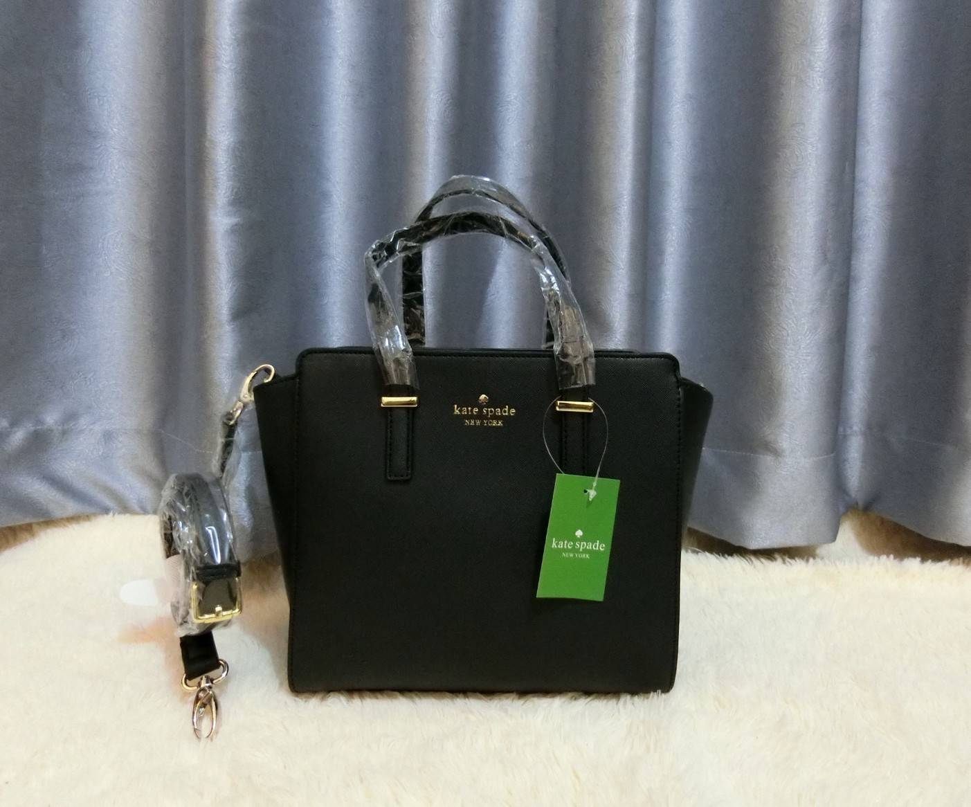 Don't Miss! KATE SPADE NEW YORK CEDAR STREET HAYDEN BAG กระเป๋าถือหรือสะพายหนัง Saffiano สวยหรูอยู่ทรงสไตล์ PRADA ด้านหน้าประดับโลโก้สีทองสวยไฮโซ ภายในมีช่องซิปและช่องเล็ก ซับในอย่างดีสกรีนลาย Kate Spade กว้างและจุ ใส่ ipad mini กระเป๋าสตางค์ ของใช้ไ