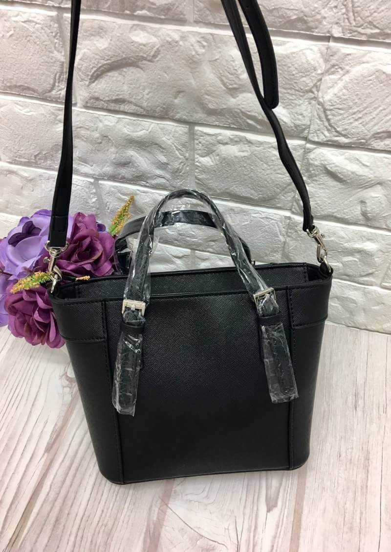 GUESS SAFFIANO MINI CROSS BODY BAG กระเป๋าถือหรือสะพายรุ่นยอดนิยมจาก GUESS หนัง Saffiano สวยอยู่ทรงสไตล์ PRADA ขนาดกำลังดีน้ำหนักเบา ด้านหน้าประดับโลโก้แบรนด์ พร้อมพวงกุญแจโลโก้แบรนด์ห้อยที่หูกระเป๋าสามารถถอดเเยกใช้ได้ เปิดปิดด้วยซิปสะดวกใช้ ภายในมีโลโก้ 