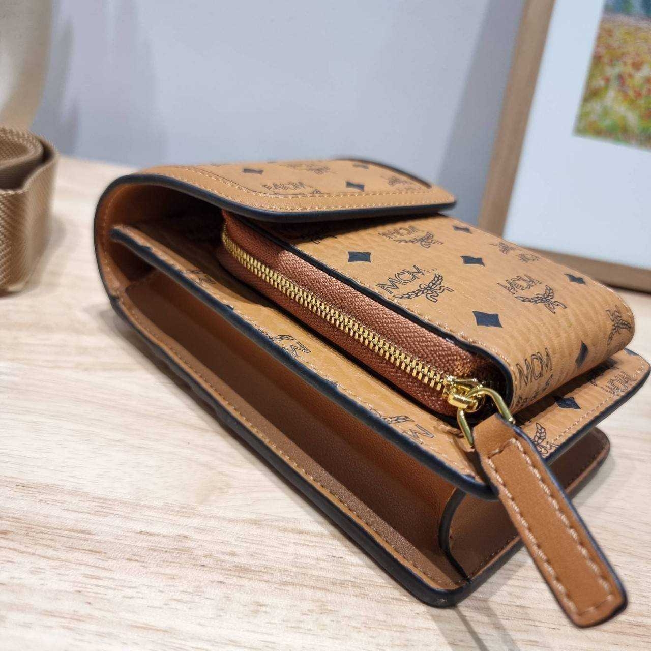 M.C.M CROSSBODY PHONE CASE IN VISETOS กระเป๋าสะพายข้าง สำหรับใส่ gadget คูลๆอย่างโทรศัพท์มือถือ ให้หนุ่มๆพกพาไปไหนๆได้สะดวก คล่องตัวกว่าเดิม เกรดออริ ท็อป 1:1 เกรดดีสุด สลับแท้