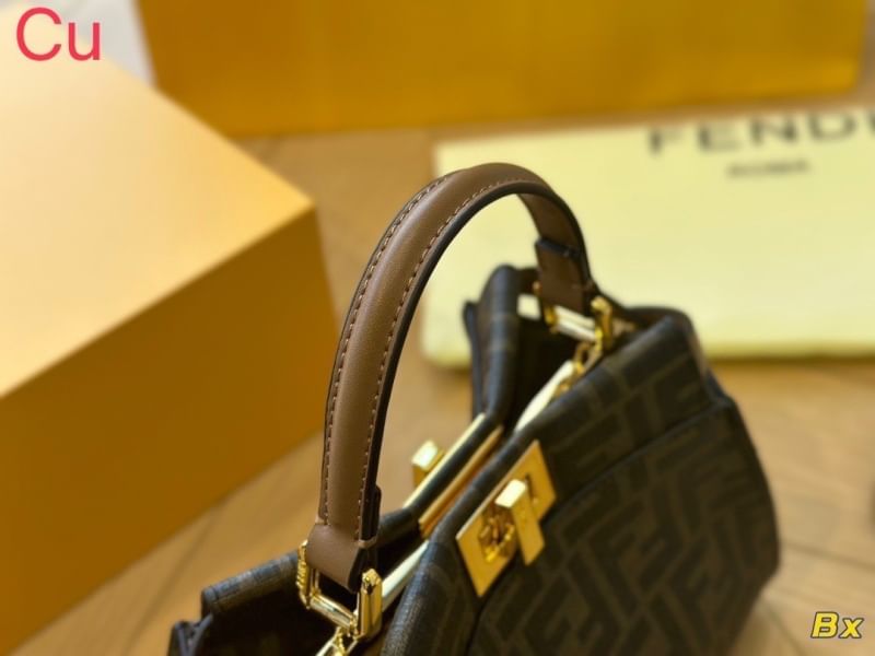 FENDI Peekaboo IseeU Petite canvas ff bag กระเป๋าสะพายหนังแคนวาส ทรงที่เป็นเอกลักษณ์ของแบรนด์ พิมพ์ลายโมโนแกรมเต็มใบ