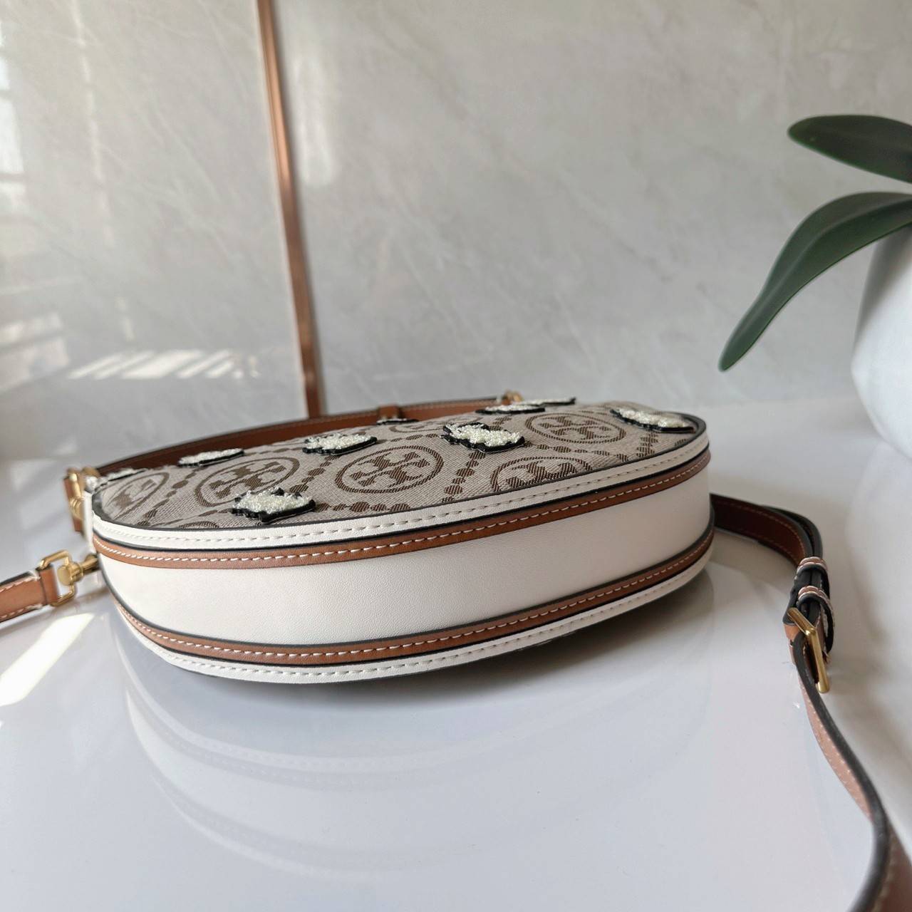 TORY BURCH Mini T Monogram Embroidered Rabbit Crescent Bag 🐇 คอลเลคชั่นกระต่ายสุดร้อนแรงแห่งปี 🥕🥕 คอลเลคชั่นทีบ่งบอกสไตล์ที่ทันสมัยทรงครึ่งวงปักลายกระต่ายบนกระเป๋าสุดน่ารัก โด่ดเด่น