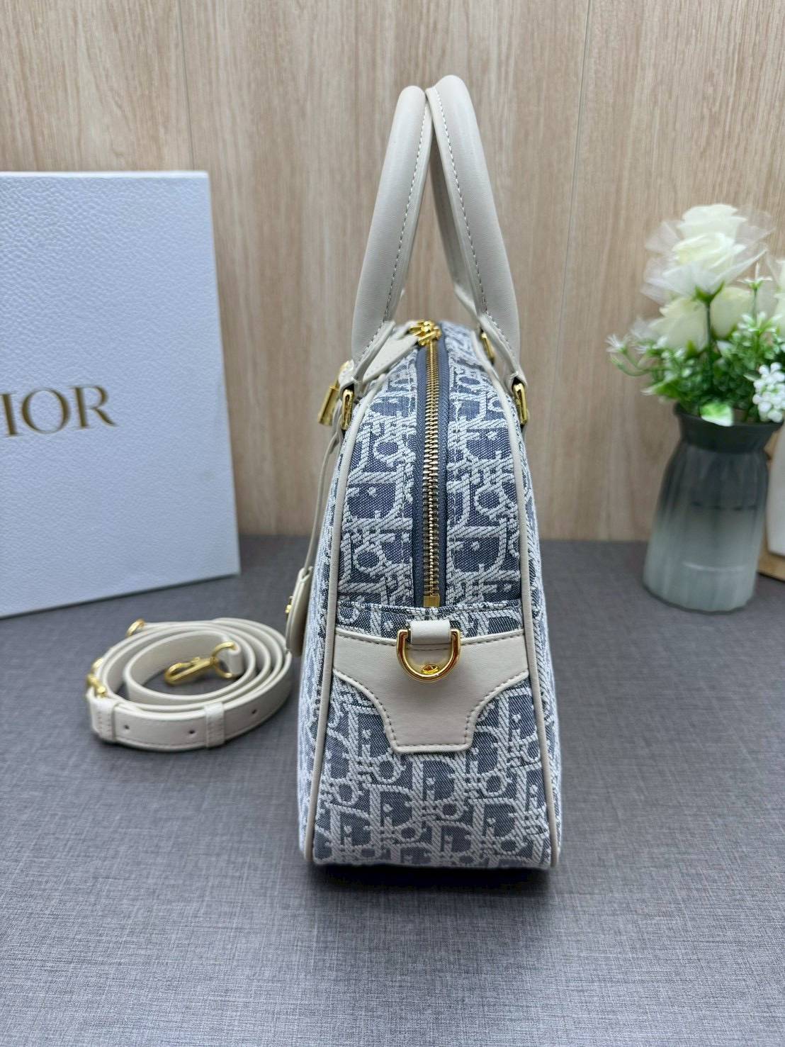 ORI หนังแท้ | DIOR Large D-Vibe Bowling Bag กระเป๋าทรงหมอนดีไซน์โบว์ลิ่งใบใหญ่ ทันสมัยใช้งานง่ายจุของได้เยอะ สวยสง่างามเป็นเอกลักษณ์