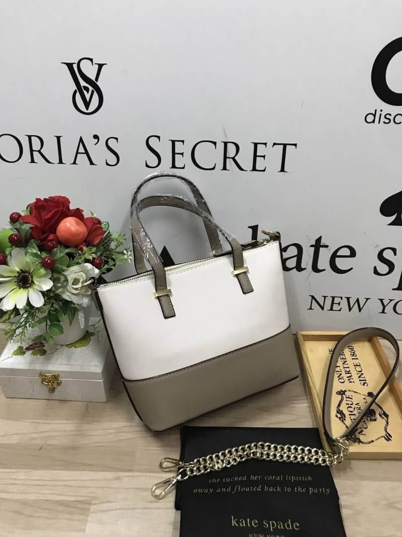 Kate Spade New York Cedar steet Harmony Body Bag กระเป๋าถือหรือสะพาย หนัง Saffiano ความยาวสายโซ่ต่อหนัง100cm. ถอดออกได้ ความสูงของหูจับ14cm ภายในมีช่องซิปและช่องเล็ก มีหมุดรองฐานกันรอย 4 มุม อะไหล่ทองทั้งใบ ขนาดกำลังดี ใส่ของจุกจิก มินิไอแพคได้ค่ะ