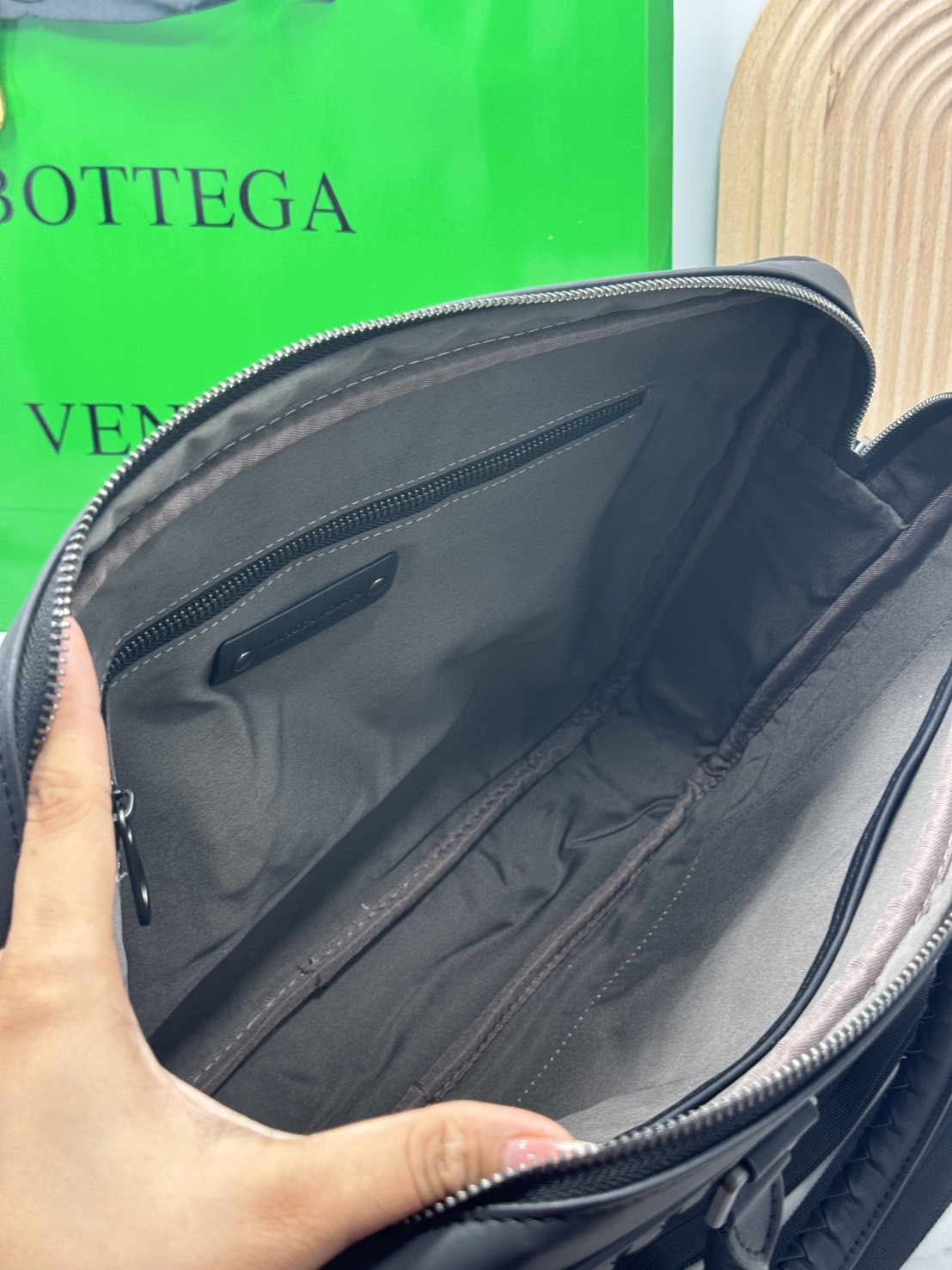 ORI หนังแท้ | Bottega Getaway Slim Intrecciato Leather Briefcase / Bottega Messenger Bag กระเป๋าใส่เอกสาร กระเป๋าทรงแมสเซ็นเจอร์ สวยเรียบหรูคลาสสิกเป็นเอกลักษณ์ โดดเด่นด้วยงานสานตาราง ดีไซน์เรียบง่าย แต่ดูแพง ไอเท็มสุดปัง!!