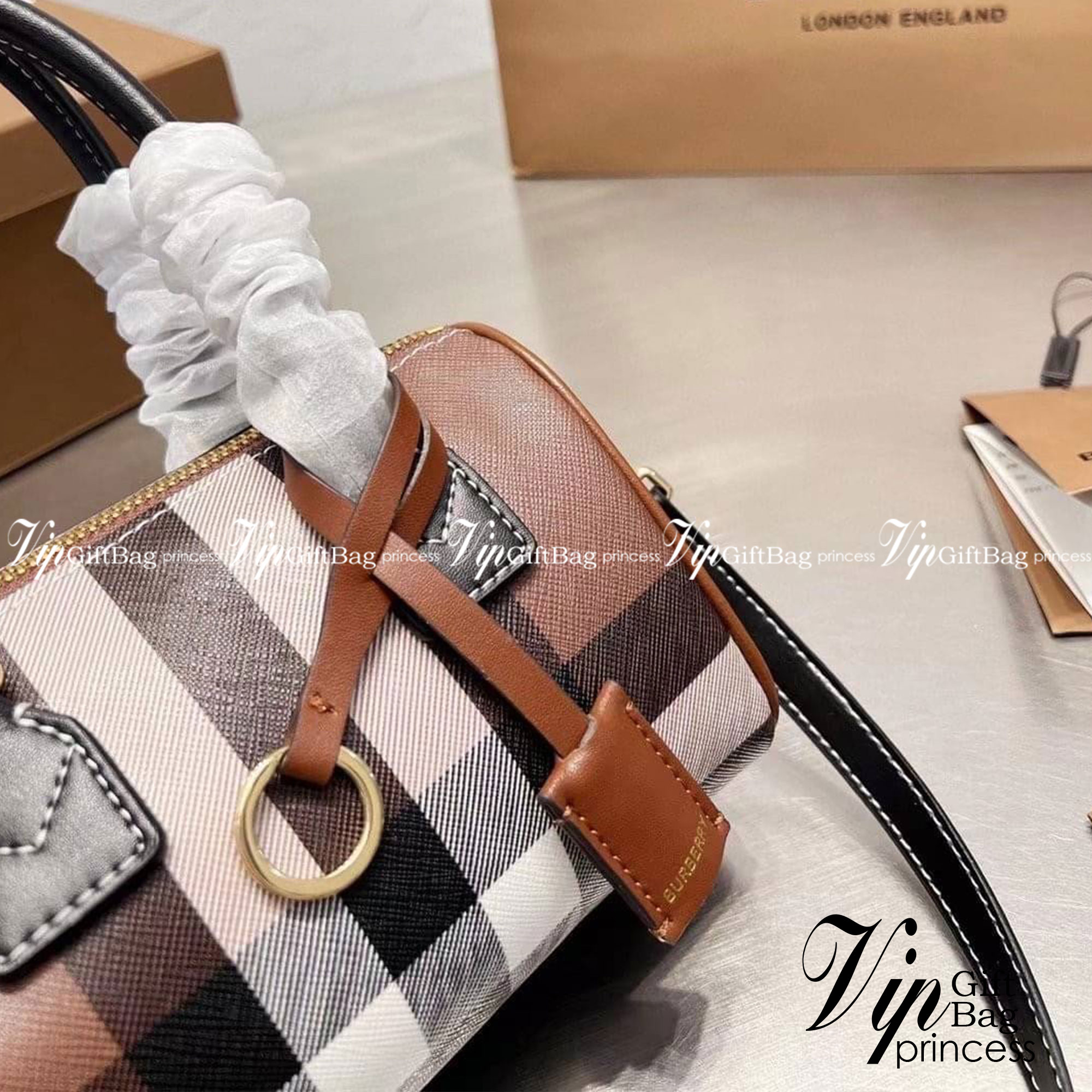 Burberry Small Check Bowling Bag / Burberry Coated fabric boston bag / BURBERRY FRAGRANCES VINTAGE BOWLING BAG กระเป๋าสะพายใบเล็กน่ารัก ลายวินเทจ โทนสีใช้งานง่าย Vintage Signature สวยหรูสุดคลาสสิค ภายในโล่งกว้าง สามารถใส่มือถือ กระเป๋าสตางค์ ของจุกจิกได้ 
