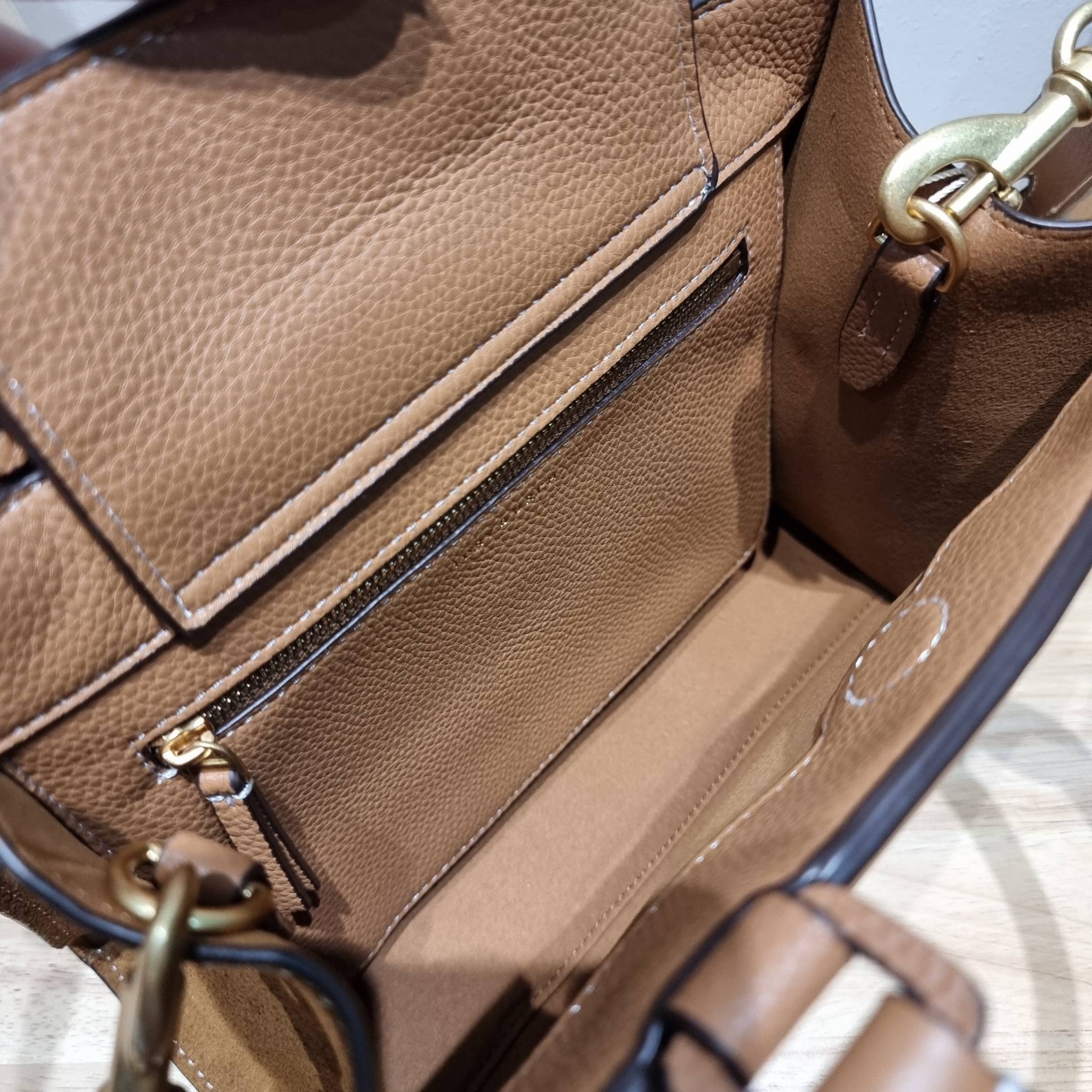 TORY BURCH MILLER TOP HANDLE SATCHEL ใหม่ล่าสุด กับกระเป๋าสะพายรุ่นยอดนิยม ที่มาในดีไซน์ top handle ให้สะดวกใช้ได้มากขึ้นด้วยหูจับในตัว โดดเด่นด้วยโลโก้สีทอง