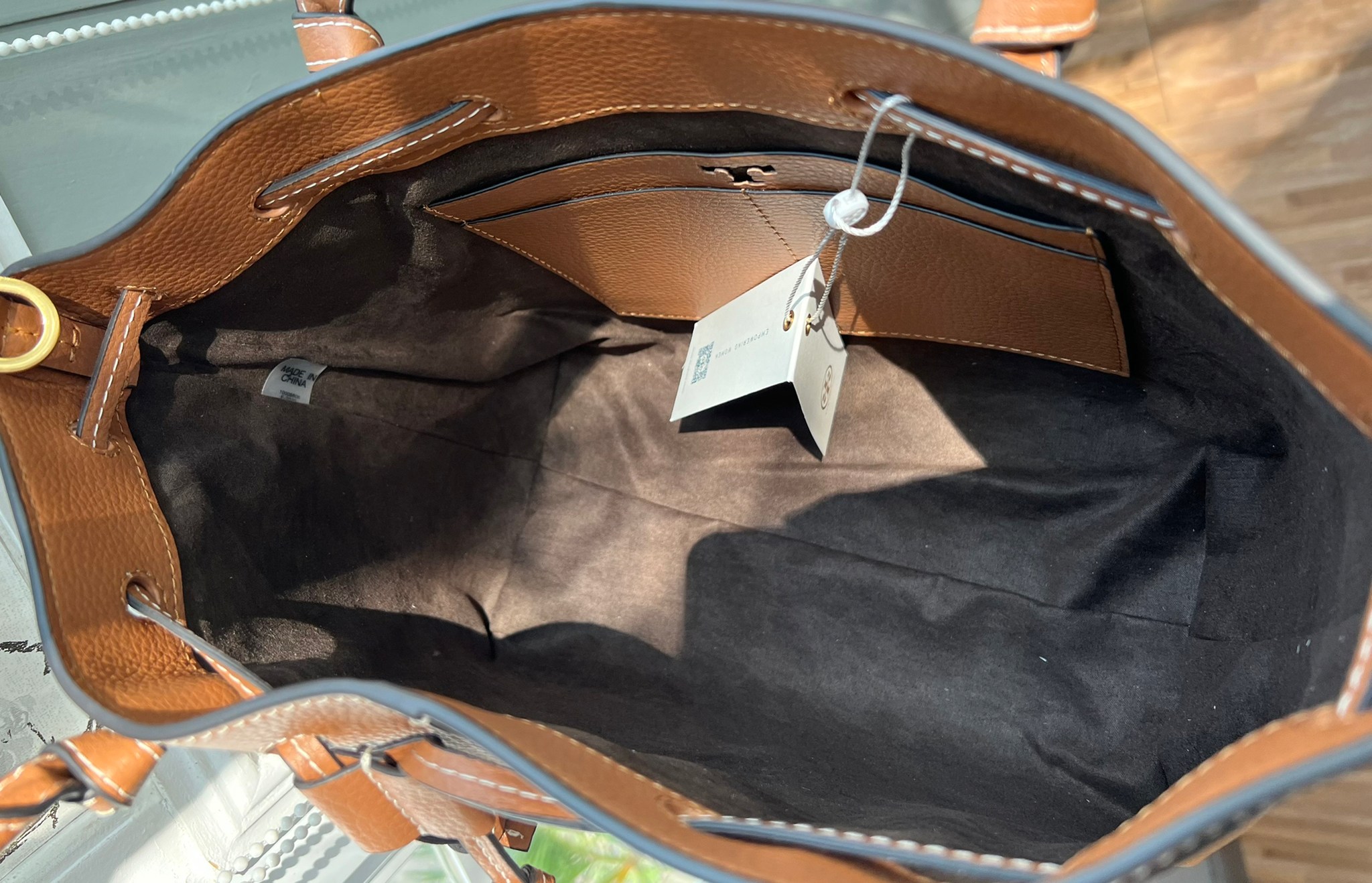 OUTLET 】TORY MCGRAW SMALL DRAWSTRING กระเป๋าถือหรือสะพายข้าง วัสดุหนังวัวแท้ อะไหล่ทอง เปิด-ปิดด้วยสายหนังรูด จะถือหรือสะพายข้างได้Crossbodyได้ น้ำหนักเบาจุของได้เยอะ ด้านหน้าประดับโลโก้แบรนด์ ด้านในมีช่องเล็กสำหรับใส่บัตรใส่ตังค์ได้ มีสายยาว ปรับสายได้ ถ