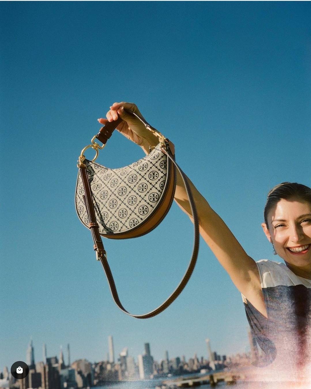 Tory Burch T Monogram Mini Crescent Bag / TORY BURCH T MONOGRAM MINI JACQUARD CRESCENT BAG ร้อนแรงกว่านี้ไม่มีแล้ว กับไอเท็มที่เซเลปรีวิวเยอะมาก!! สาวๆตามหากันไปอีก กระเป๋าทรง half moon ที่ดีไซน์บนผ้า jacquard ลวดลายซิกเนเจอร์ เรียบหรู ผู้ดีมากแม่!