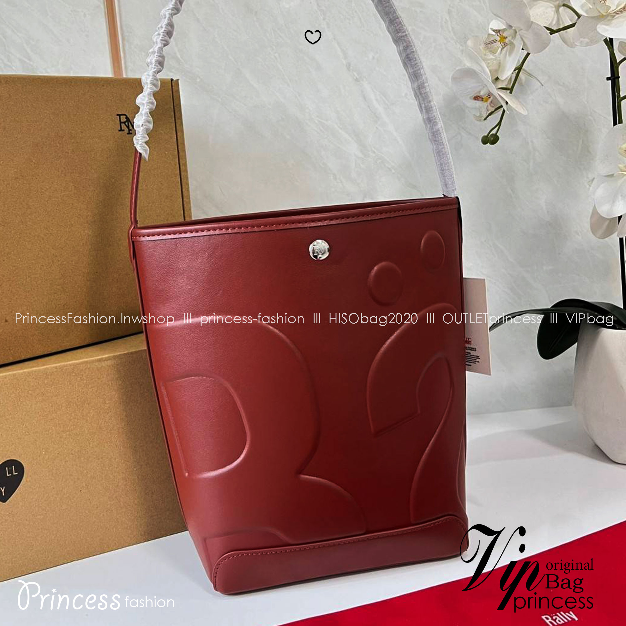 Rally The Bag Whisper กระเป๋าทรงบัคเก็ตงานหนังรุ่นใหม่ ฮอทติดลมบน มาแรงสะพายกันทั่วบ้านทั่วเมือง สายแบกสายขนห้ามพลาดจุของได้เยอะ รุ่นหนังผิวสัมผัสนิ่มมือ ทนทานและจุสิ่งของได้ครบครัน โดดเด่นด้วยโลโก้ตัวนูน