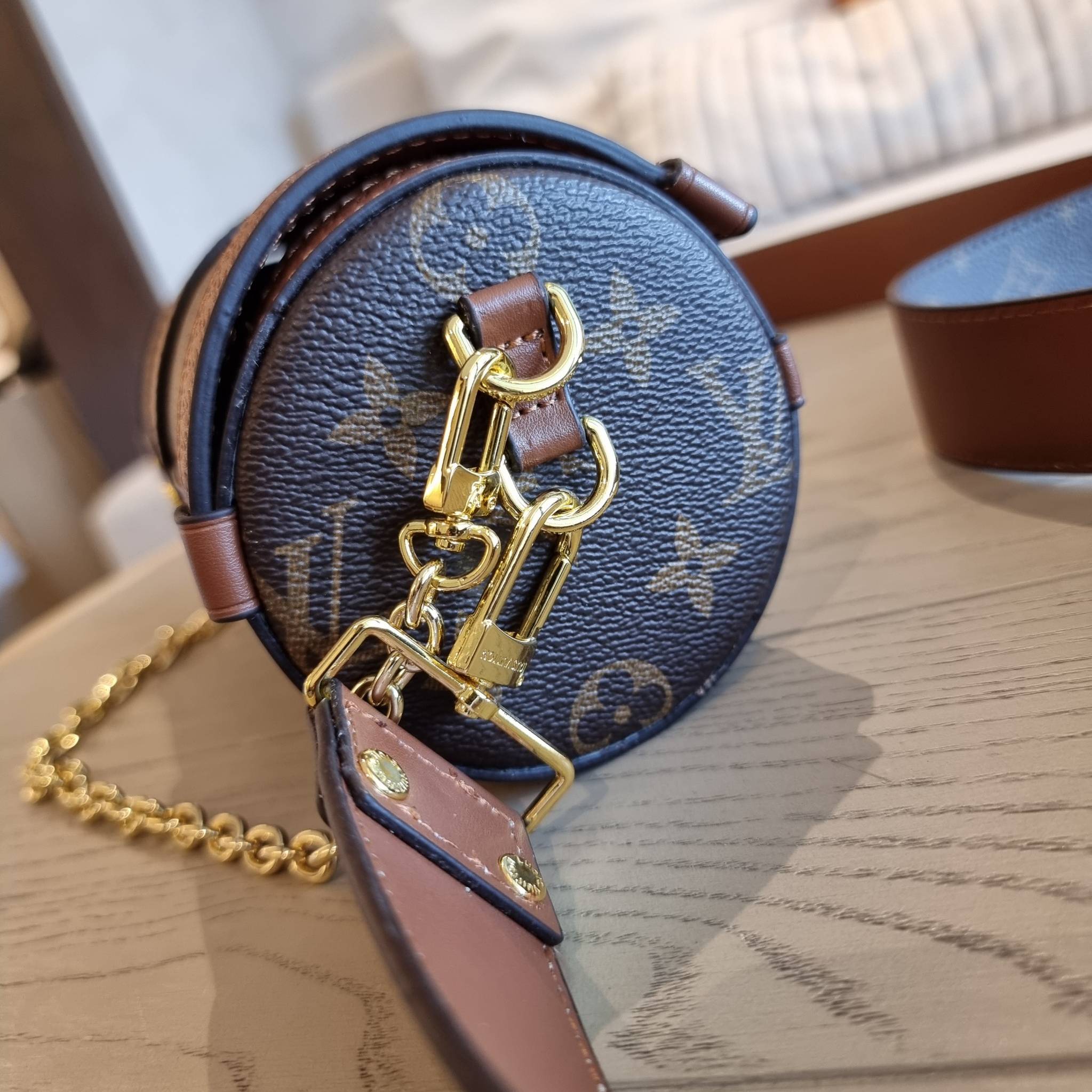 LV PAPILON TRUNK BAG กระเป๋าทรงสวย ดีไซน์หรู ไม่เหมือนใคร มีสายมาให้ 2 เส้น สายโซ่และสายหนังสปอร์ตเส้นใหญ่ วัสดุหนังแคนวาส เปิดปิดด้วยตัวกดล็อค ภายในโล่งกว้าง ใส่ของได้สบายๆที่สำคัญ ใบจริงสวยสุดคุ้ม งานหายาก ที่ไม่อยากให้สาวๆพลาดกันจ้า มาพร้อม box set ให้