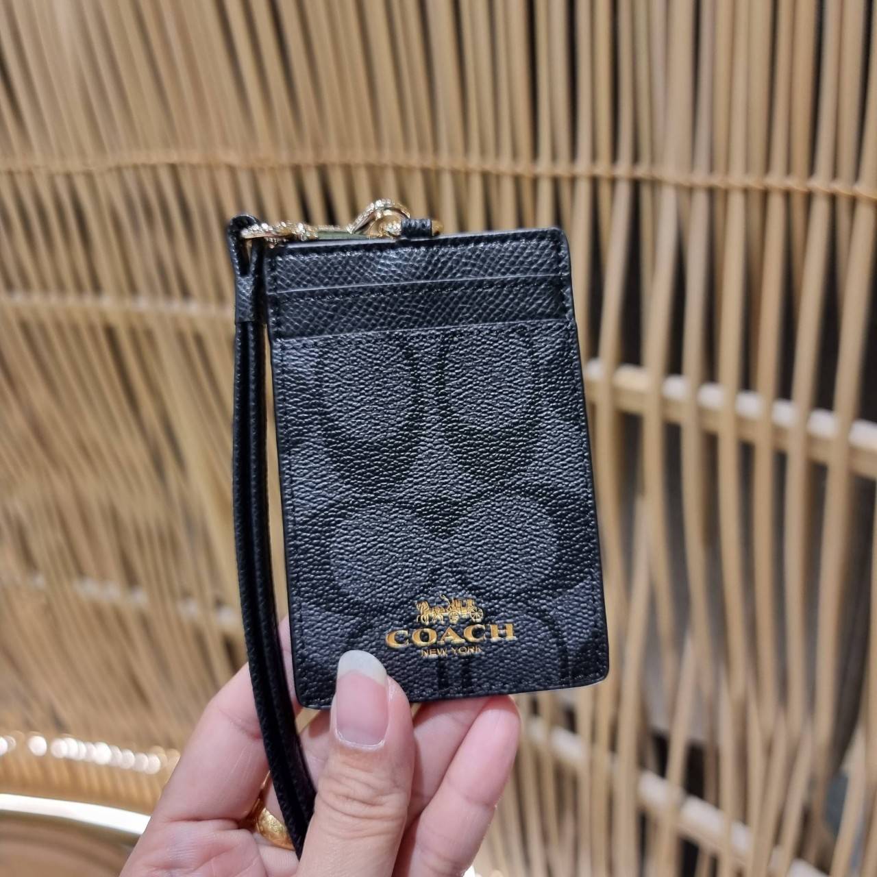 COACH ID LANYARD IN COLORBLOCK SIGNATURE CANVAS ง่ายๆแบบไม่ธรรมดา!! คลาสสิคแต่มีดีเทลโดดเด่น!! กระเป๋าถนอมบัตร พร้อมสายคล้องคอ ดีไซน์ลวดลายสวย ดูดีทุกแบบ ใช้งานง่าย พกพาสะดวก จะใส่บัตรพนักงาน บัตรเครดิต บัตรปชช. ใบขับขี่ และบัตรอื่นๆที่อยากจะใส่!! ตามใจไป