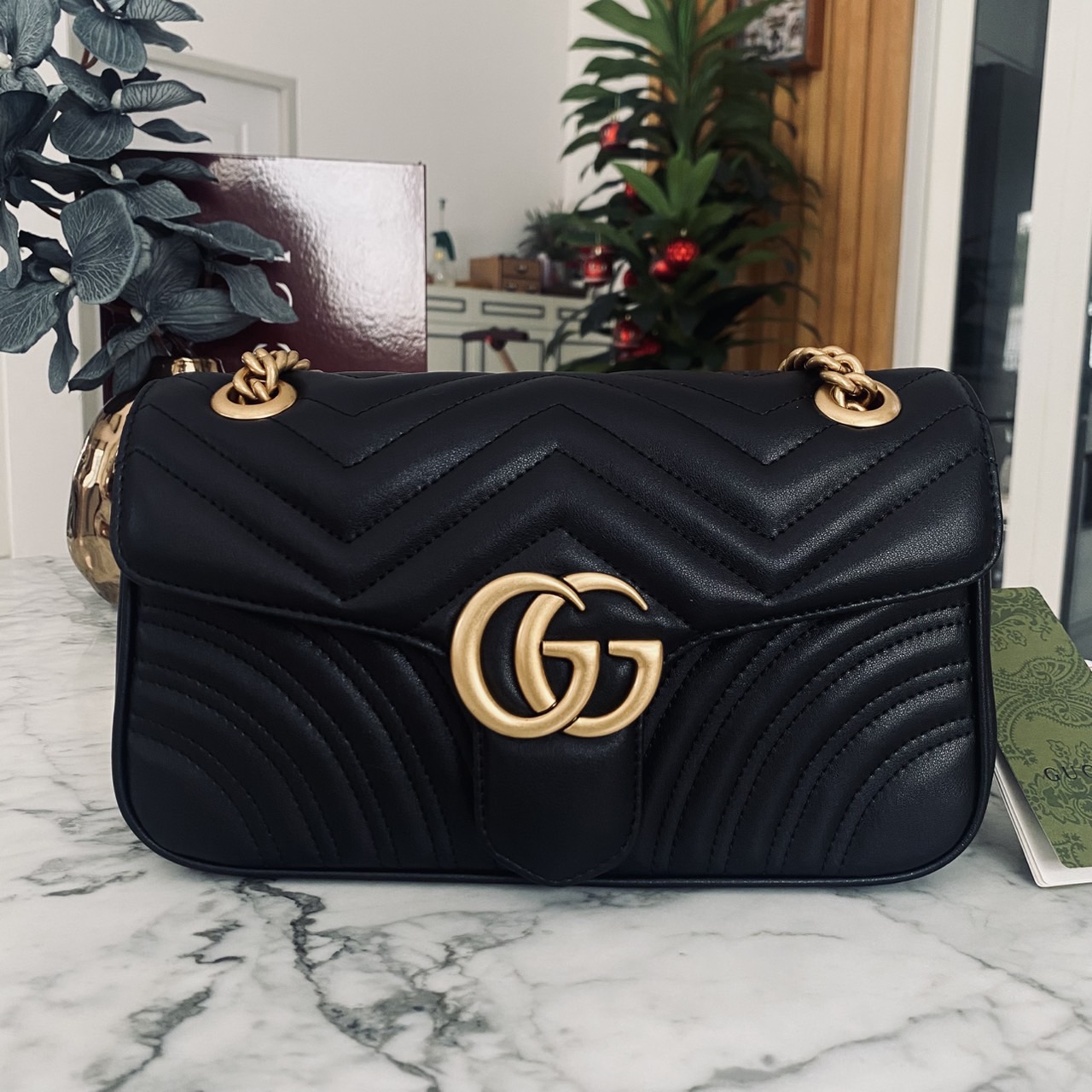 GUCCI GG Marmont Small Shoulder Bag กระเป๋าสะพายรุ่นคลาสสิค แต่งโลโก้สีทองโดดเด่น สวยหรูดูแพงขับผิว อัพลุคได้สบายๆ ด้านหลังดีไซน์รูปหัวใจ 🖤