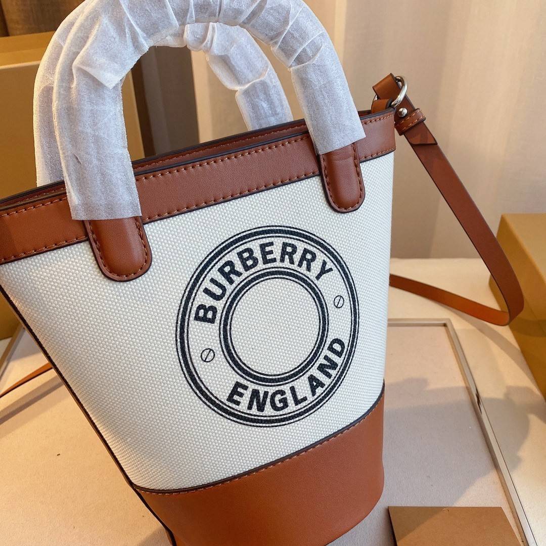 พรีเมี่ยมกิ๊ฟแท้ 100% 】BURBERRY MINI CANVAS CROSSBODY BAG *งานหรูมาก 👑👑 สินค้าพรีเมียมกิ้ฟท์เคาเตอร์น้ำหอมต่างประเทศ กระเป๋าทรง CROSSBODY ใบขนาดกำลังดี *ผ้าแคนวาสคาดหนังวัวแท้ อะไหล่ทอง