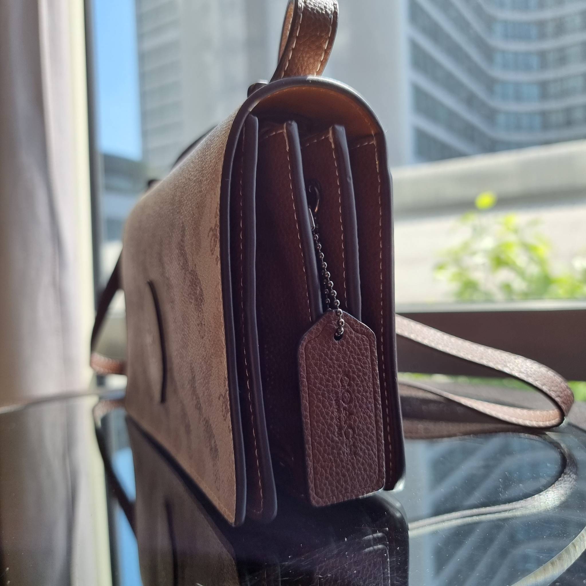 OUTLET 】COACH 88343 CAMILLE CROSSBODY WITH HORSE AND CARRIAGE PRINT AND ARCHIVE PATCH คอลเลคชั่นหายาก ที่สาวๆตั้งตารอ!! ด้วยดีไซน์ลุคผู้ดี ตกแต่งลวดลายออกมาดูโดดเด่น กับกระเป๋าสะพายที่ปรับใช้ได้หลายหลายสไตล์ สะพายไหล่สายคู่ สะพายข้างสายเดี่ยว หรือจะเอาสาย