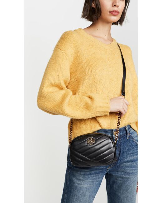 Tory Burch KIRA CHEVRON SMALL CAMERA BAG สาว ๆ ลุคคุณหนูไม่ควรพลาด Collection นี้เลยนะคะ เพราะ Kira Chevron เป็นรุ่นที่ตอบโจทย์และครองใจสาว ๆ ได้อย่างแท้จริง