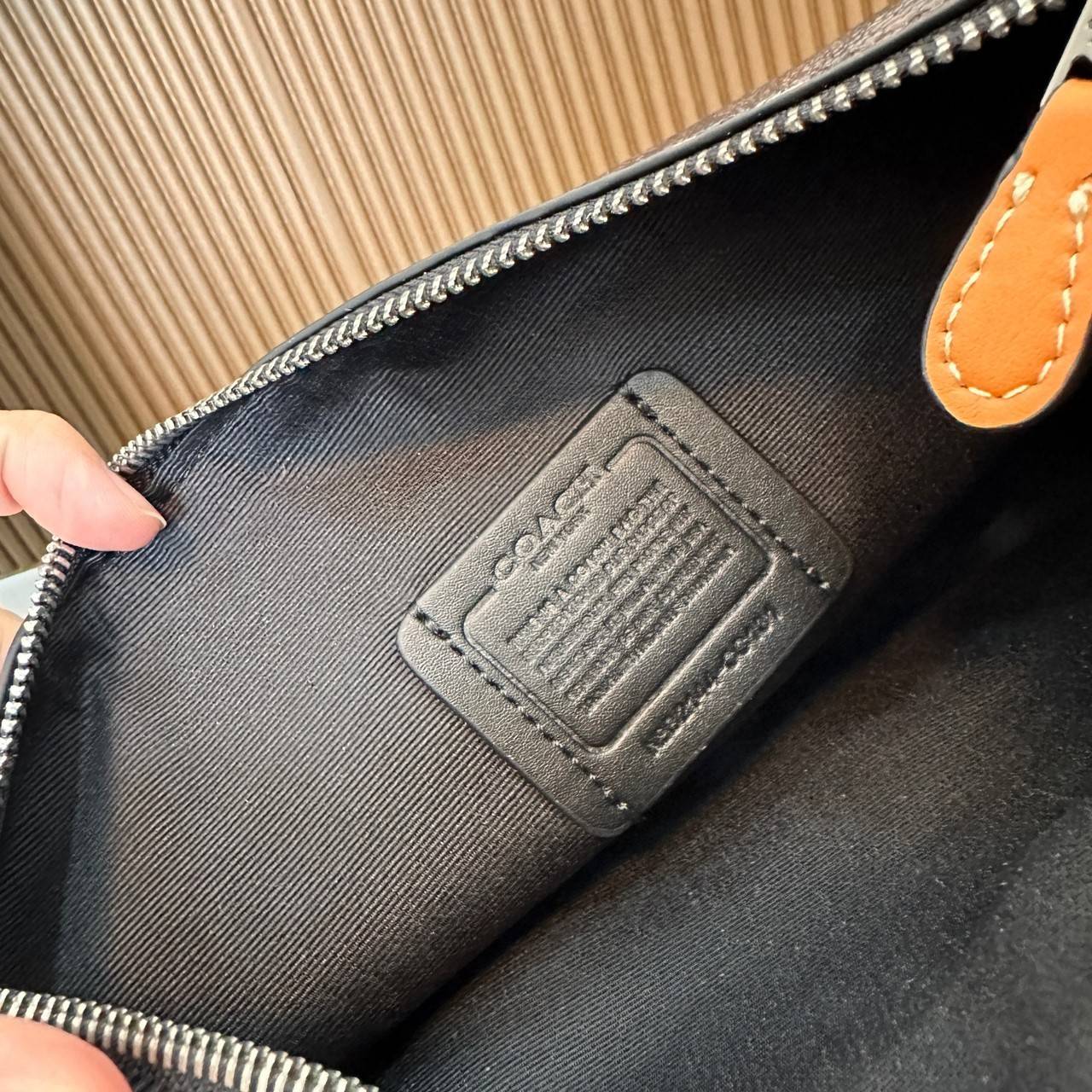 Coach Heritage Convertible Crossbody In Signature Canvas With Creature Print( cc131) กระเป๋าไฮบริดแบบถอดได้รุ่นใหม่ หล่อเท่ส์ สะพายสามารถสะพายทำงานดูดีสุดๆคะ มาพร้อมกระเป๋าใบเล็กห้อยสุดเก๋ วัสดุแคนวาสตัดขอบหนังแท้ เปิด ปิดด้วยซิป ซับในผ้า ด้านนอกกระเป๋าเป