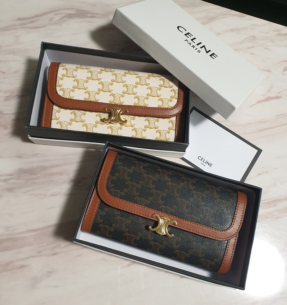 CELINE WOC BAG VIP GIFT WITH PURCHASE (GWP) พรีเมี่ยมกิ๊ฟ Limited Edition จาก PERFUME DUTYFREE COUNTER กระเป๋าทรง WOC ใช้ได้ทั้งกระเป๋าสตางค์ คลัช และครอสบอดี้ วัสดุหนังทั้งใบ ด้านในเปิดปิดด้วยกระดุม มีช่องใส่ธนบัตรใหญ่2ช่องและช่องซิปกลาง1ช่อง ใส่บัตรได้ห