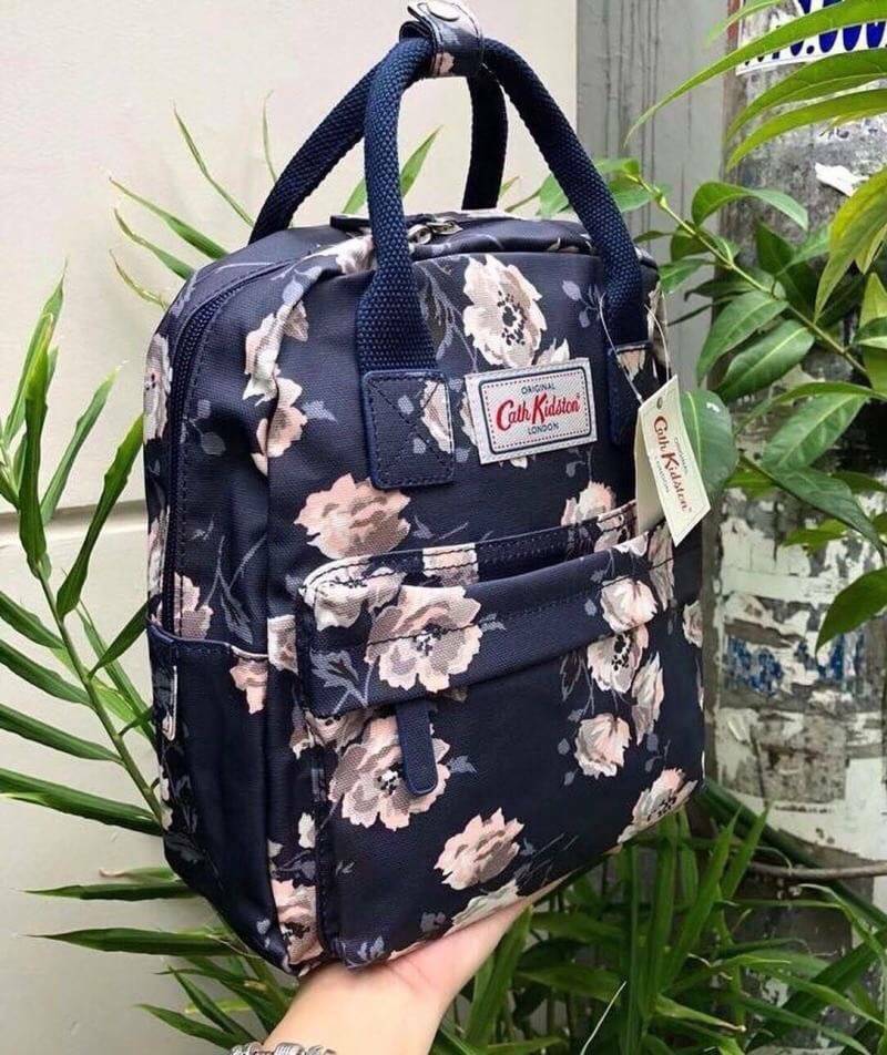 Cath Kidston Multi Strap Backpack กระเป๋าสะพายเป้รุ่นมินิ แบรนด์ดังสไตล์วินเทจสุดฮิต วัสดุ Canvas เคลือบกันน้ำสามารถเช็ดทำความสะอาดง่าย เปิดปิดกระเป๋าด้วยซิปสะดวกใช้ ด้านหน้าประดับโลโก้แบรนด์สวยโดดเด่น พร้อมช่องซิปด้านหน้ากระเป๋าอีกหนึ่งช่องใช้งาน ด้านในโ