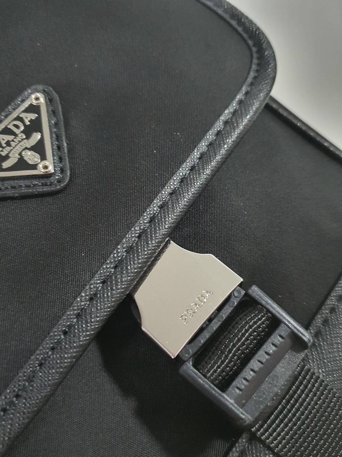 รุ่นใหม่ล่าสุด 2020 !!! Prada crossbody nylon bag ขนาดกะทัดรัด พกพาสะดวก วัสดุทำจากผ้าไนล่อน สามารถกันน้ำได้ อะไหล่เงินทั้งใบ เปิดปิดด้วยตัวล็อคแบบ บีบ ด้านในมีโลโก้อยู่ที่ฝากระเป๋า ภายในมีช่องเล็กแยก มีการบุผ้าลายแบรนด์อย่างดี สามารถใส่มือถือได้ทุกรุ่น ก