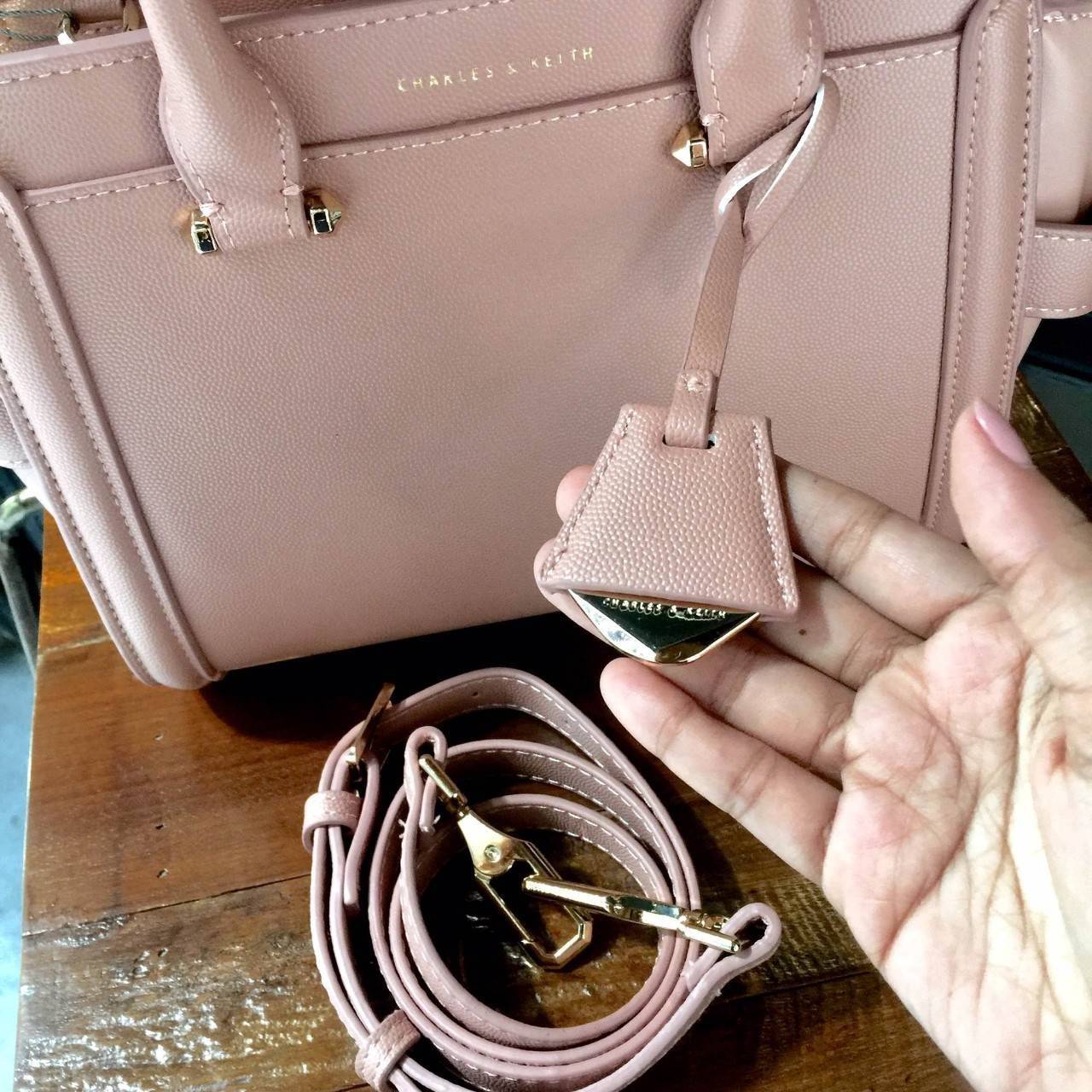 Charles&keith Structured Trapeze Detail Bag สำหรับคอลเลคชั่นใหม่ 2018 เพิ่มสีสวยๆโดนใจให้คุณได้เลือก ตัวกระเป๋าวัสดุหนัง PU อยู่ทรงน่าใช้ ภายในช่องใหญ่จุของได้เยอะม๊วกกก ช่องซิปเล็กด้านใน และช่องเก็บของจุกจิก เปิด-ปิดด้วยซิปรูดลื่นใช้งานคล่องตัว สายสะพายถ