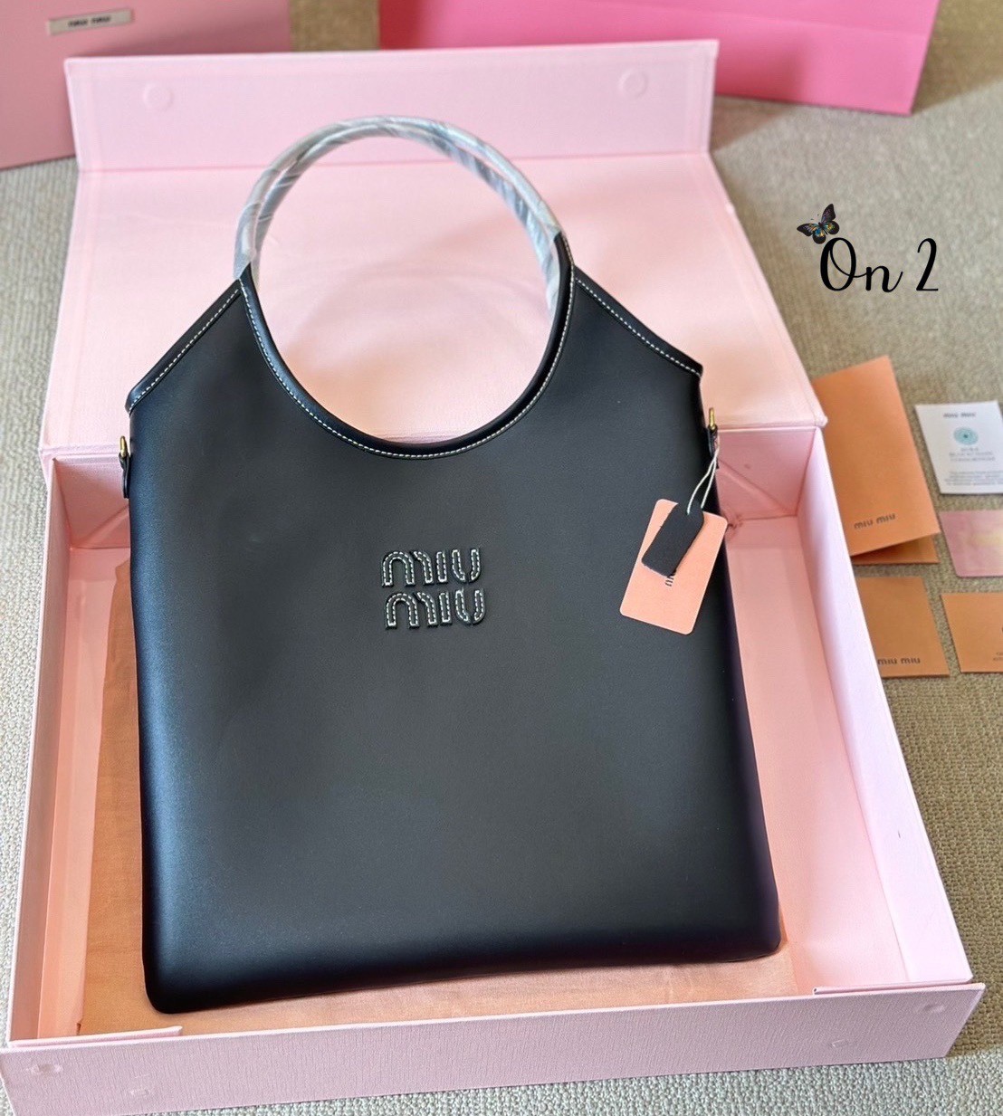 พร้อมส่ง 2 สี MIU MIU IVY leather bag / MIU MIU TOTE BAG กระเป๋าถือทรงโท้ทใบใหญ่ทรงสูงคอลใหม่ งานหนังเรียบเต็มใบ มีความยูนิค ใช้งานได้หลากหลายใช้ได้จริงสวยเรียบหรู จับแมตช์ง่าย สวยงาม