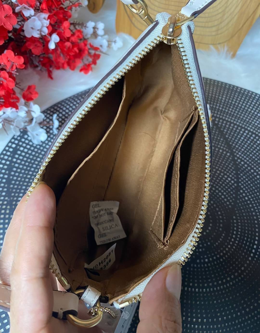 COACH NOLITA DAISY BAG (coach C3356) พร้อมส่งทันทีค่ะ! กระเป๋าหิ้ว//คล้องไหล่ หนังแท้เรียบสวย จุดเด่นด้านหน้าปักดอก Daisy แบบ3D นูนขึ้นมาสวยงามสะดุดดตามากๆค่ะ เปิดปิดกระเป๋าแบบซิป ภายในใส่มือถือได้ทุกรุ่น;กระเป๋าเงินใบกลางได้;มีช่องเสียบบัตร2ช่อง;และช่องใ