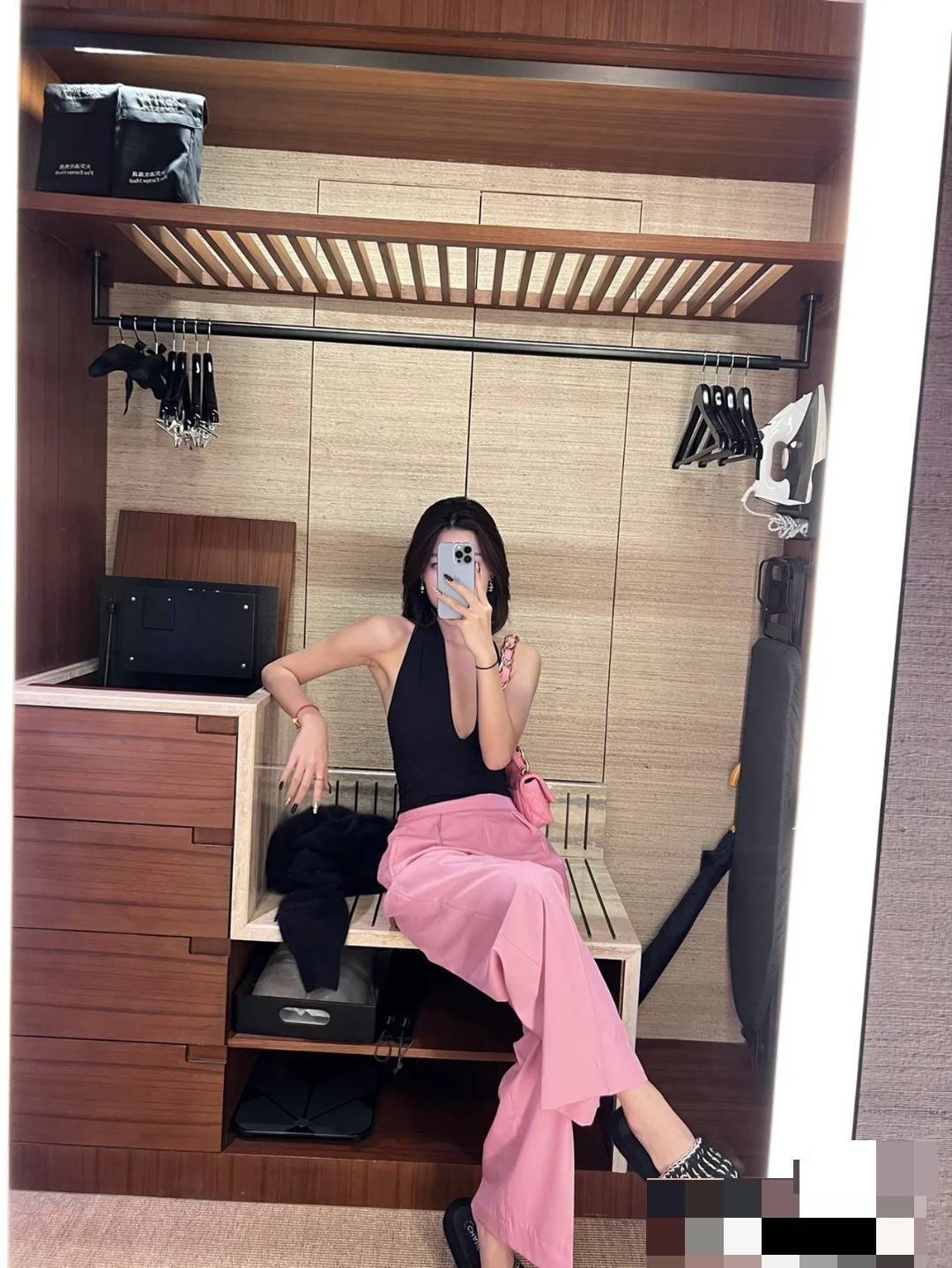 Chanel chunky chain bag สวยฟาดย้อนยุคความหรู ในราคาที่จับต้องได้ กับกระเป๋าสะพายไหล่ ไซส์กำลังสวย โดดเด่นด้วยสายสะพายโซ่สลับหนังเส้นใหญ่ ทนทาน ดูแพง