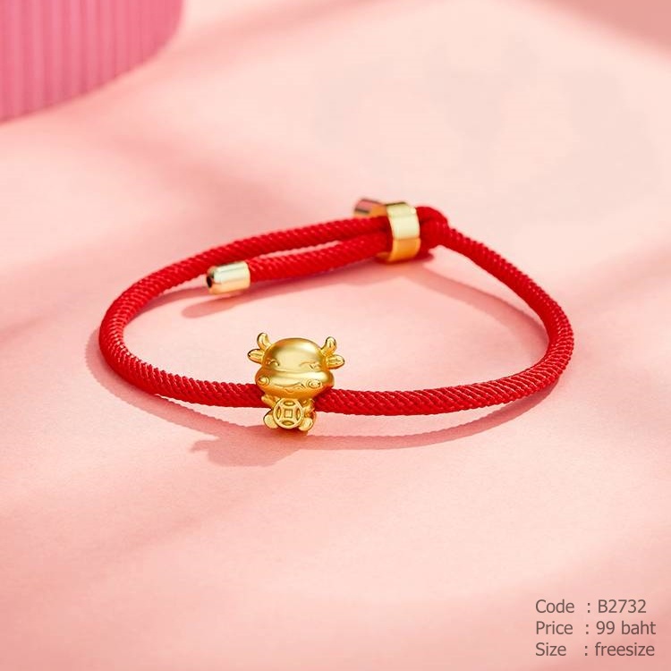 ข้อมือเชือกถักสีแดงปลายสีทอง จี้วัวสีทองนำโชค
