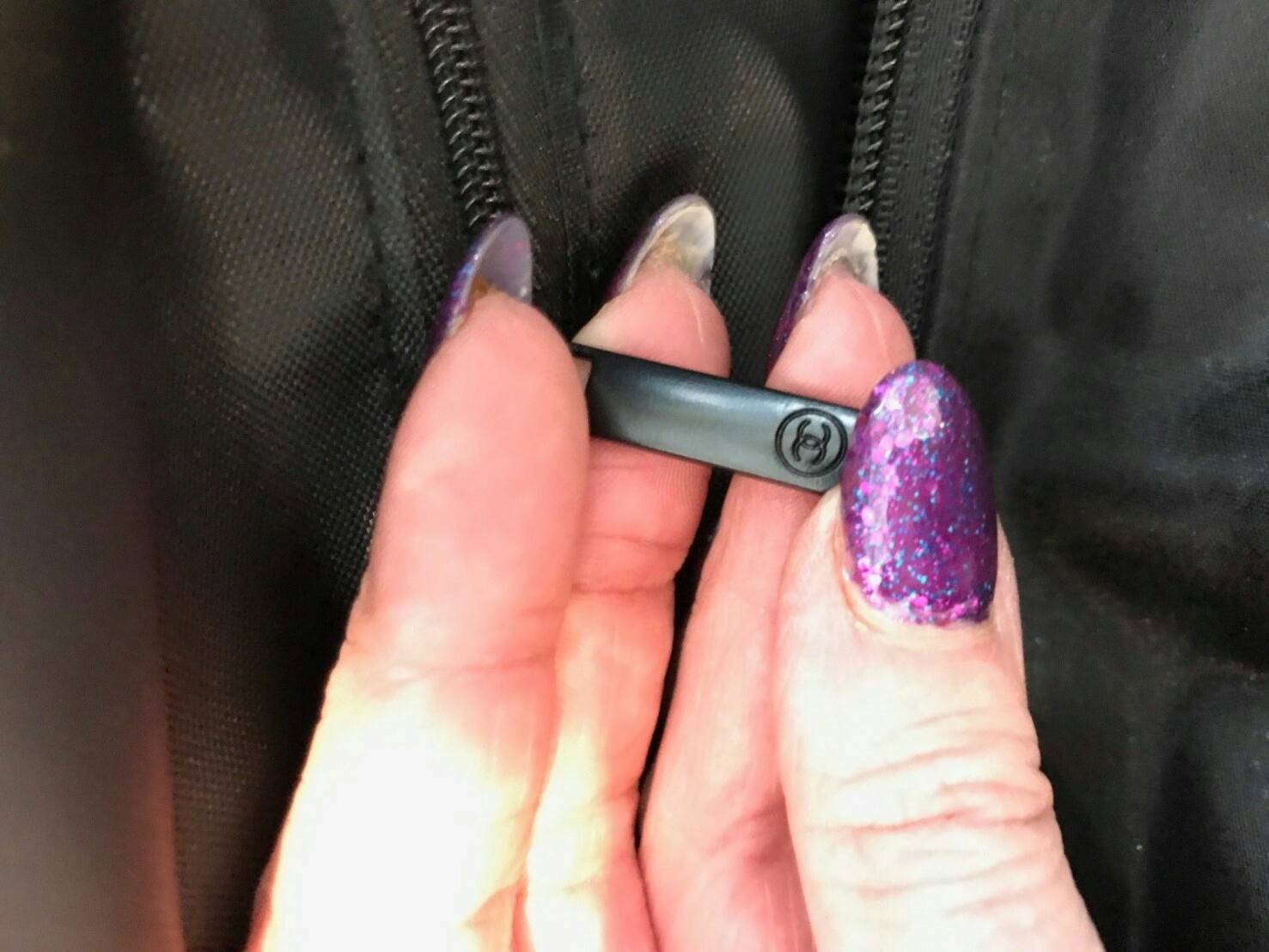 Must Have Now!!! กับ ไอเท็มที่ต้องมีติดตู้!! Chanel VIP Extra Large Tote/Duffle Bag กระเป๋าเดินทางแบบถือ ทรงยอดฮิต กันน้ำได้เต็มใบ 100% ด้านหน้าสกรีนโลโก้แบรนด์ เปิดปิดด้วยซิป ด้านในส่ของได้จุใจ มีช่องใส่ของเป็นสัดส่วน แถมมีช่องพิเศษใส่รองเท้าได้อีกด้วยคะ