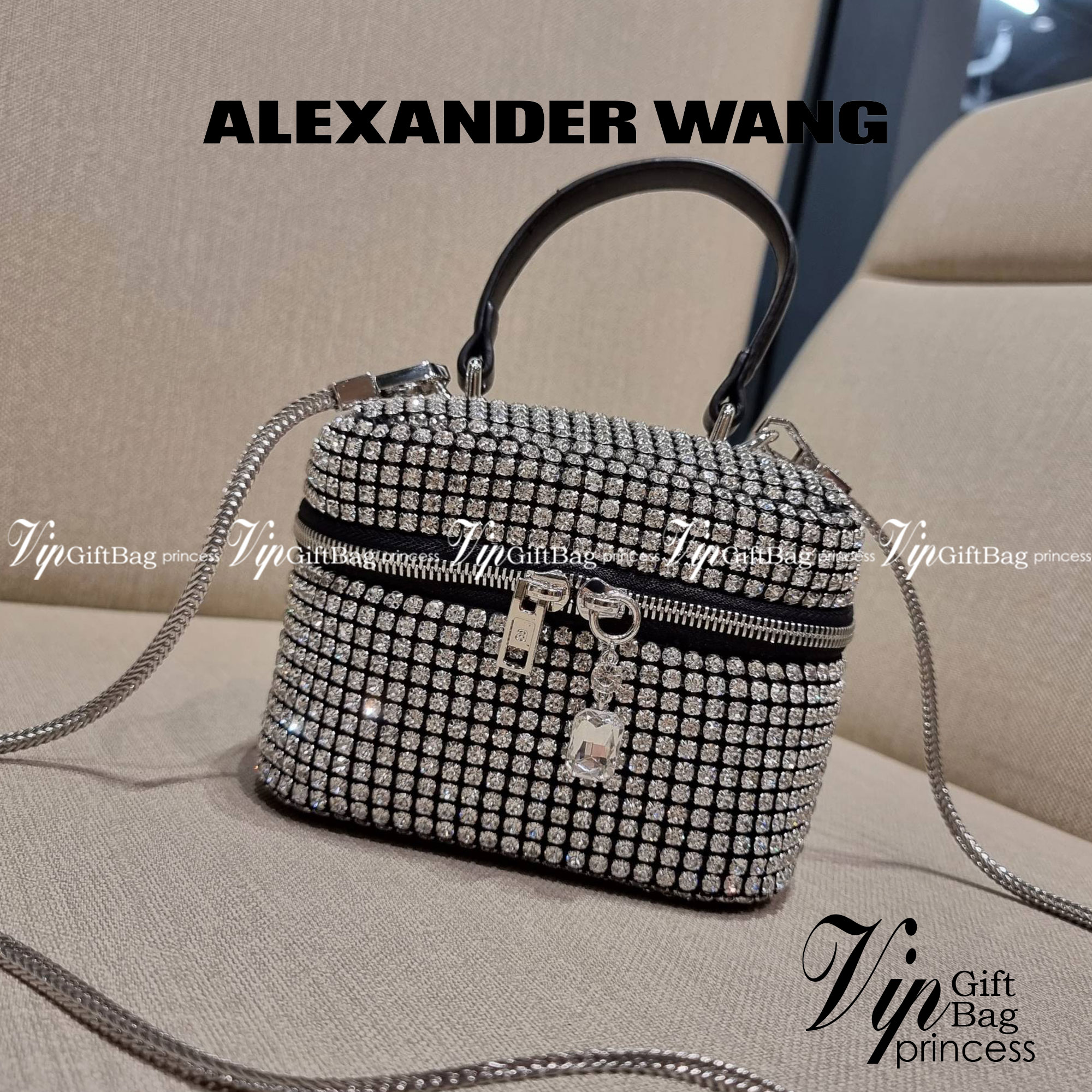 ALEXANDER WANG HEIRESS BOX BAG IN RHINESTONE MESH ใหม่ก่อนใคร กับไอเท็มสุดเอ็กซ์คลูซีฟ วีไอพีจากเคาน์เตอร์ กับกระเป๋าถือ/สะพายทรงกล่องตกแต่งพลอยเทียม หรูหรา โดดเด่น ดูแพง ด้วยการตัดเย็บเรียงร้อยลงบนตาข่ายเนื้อละเอียด ทำให้ดูดีมีราคางดงามมากๆ เปิด-ปิดด้วยซ