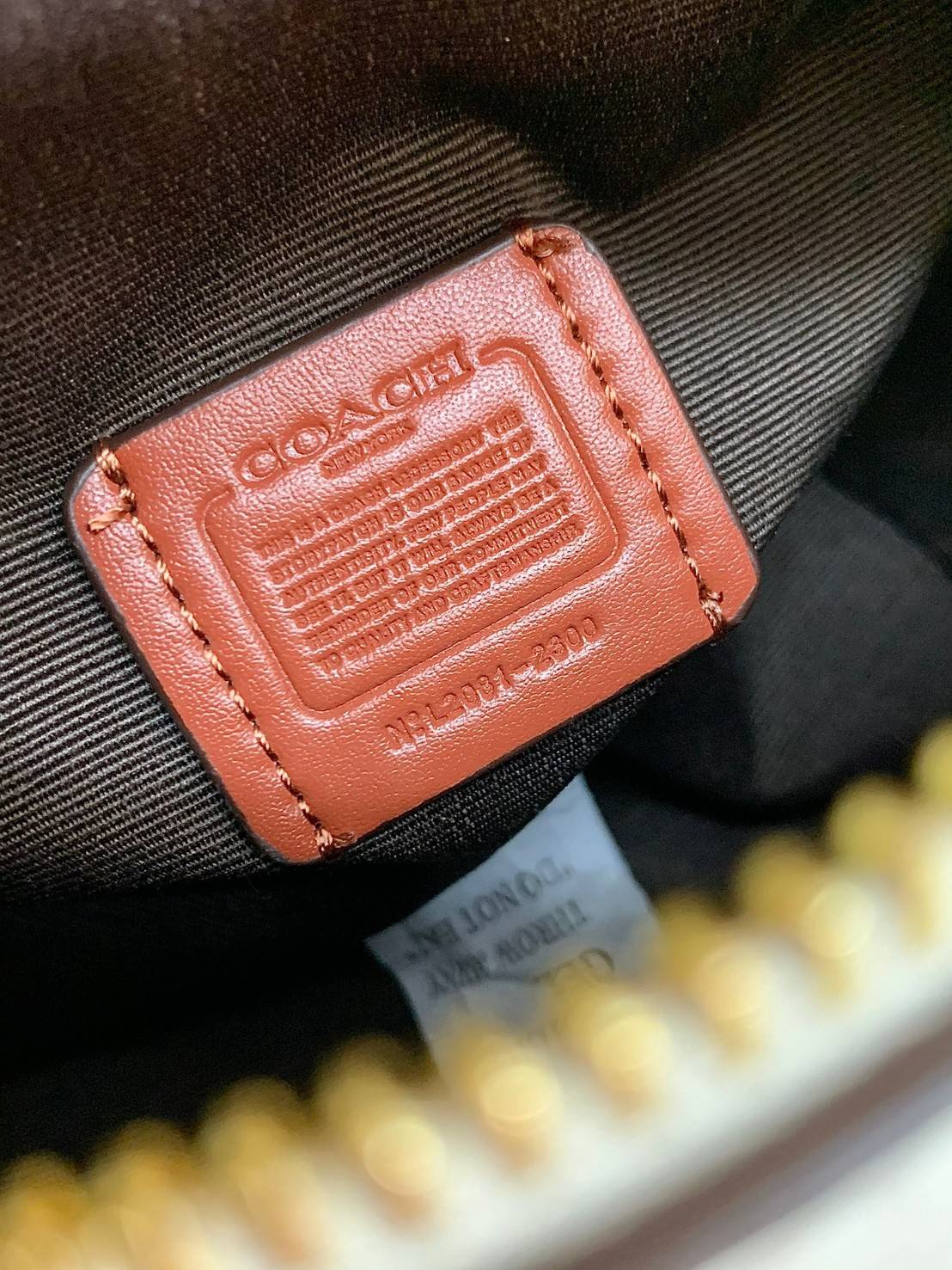 จิ๋วแต่แจ๋วไปเลยค่าา😘 COACH MICRO ROWAN CROSSBODY ((2300)) MINI พร้อมส่ง! บอกเลยสาวๆห้ามพลาด ใบจริงสวยมากๆค่ะ! กระเป๋าขนาดมินิๆ หนังCanvas ผสมหนังบายหูตรงหูหิ้วได้ลงตัวสวยวามมากๆเลยค่ะ//ด้านหน้ามีช่องซิปเล็กใส่เหรียญ เปิดปิดช่องหลักแบบซิป ภายในใส่