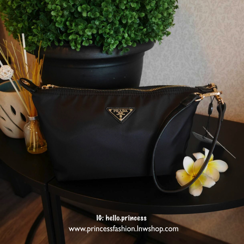 🍉 ที่สุดแห่ง Best Seller ~~ งานพรีเมี่ยมกิ้ฟ จากเคาเตอร์ต่างประเทศ จากแบรนด์ PRADA เป็นกระเป๋า เครื่องสำอางค์ แต่มีสายสะพายยาวให้ 2 สาย เป็นแบบคล้องแขน และสะพายข้างลำตัว ใช้เป็น shoulder bag ได้เลยค่า หรือ ถือลำลองสวยๆ ก้อเลิศค่ะ คุ้มมากค่ะ ภายในม