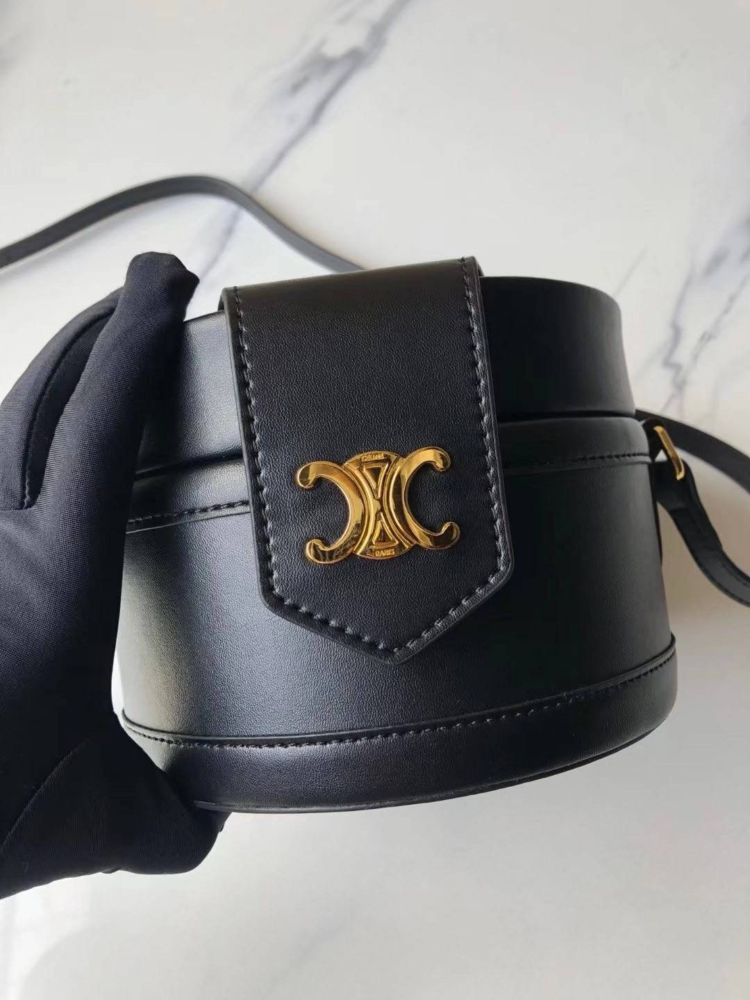 CELINE MEDIUM TAMBOUR IN SMOOTH CALFSKIN BAG กระเป๋าทรงกลมสวยหรูอยู่ทรงเปิดปิดด้วยฝาปิดกระดุมโลโก้แบรนด์ ภายในโล่ง