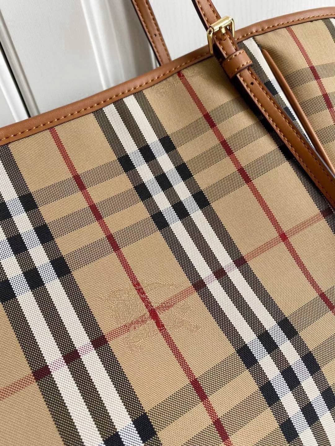 BURBERRY TOTE VINTAGE BAG VIP GIFT WITH PURCHASE (GWP) พรีเมี่ยมกิ๊ฟ Limited Edition จากBURBERRY วัสดุหนังCANVASสลับหนัง เปิดปิดด้วยกระดุมแม่เหล็ก ภายในมีช่องใส่ของโล่งกว้าง พร้อมช่องซิปอีกหนึ่งช่อง สามารถใส่มือถือ ipad ของจุกจิกได้ อีกด้านใส่ของพร้อมหยิบ