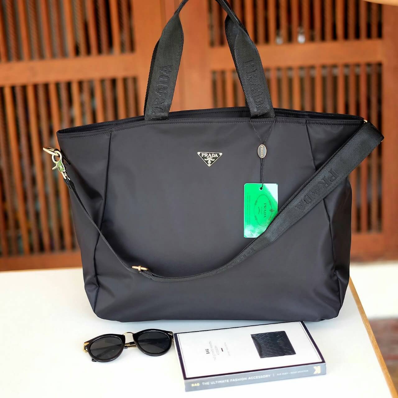 งานพรีเมี่ยมกิ้ฟ จากเคาเตอร์ต่างประเทศคะ รุ่น Limited edition ค่า ได้ กระเป๋าอเนกประสงค์ ทรง TOTE จากแบรนด์ PRADA มาค่า เป็น กระเป๋าผ้าไนล่อน ตามแบบฉบับของแบรนด์เลย ใบนี้มีสายยาวให้คะ เลิศมาก สะพายเป็น shoulder bag หรือ ถือได้คะ ใช้ได้2ด้าน ด้านนึงโลโก้แบ