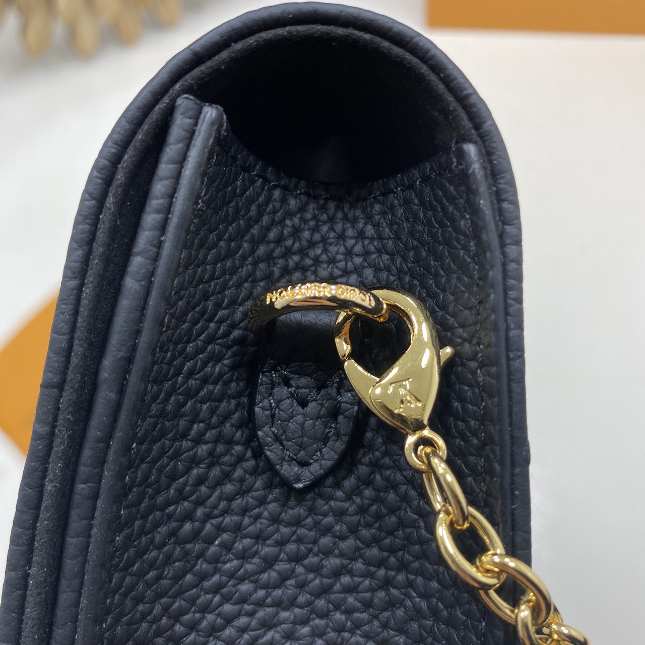 TOP ORI หนังแท้ | LV Wallet On Chain Lily Bag soft grained Monogram Empreinte leather กระเป๋าสะพายทรงคลัชถือเป็นกระเป๋าสตางค์ สายสะพายโซ่ทองหรูหราถอดได้ หนังแท้ลายเกรนเนื้อนุ่ม ทรงสี่เหลี่ยมทันสมัยเข้ากับลุคเรโทรเรียบหรู