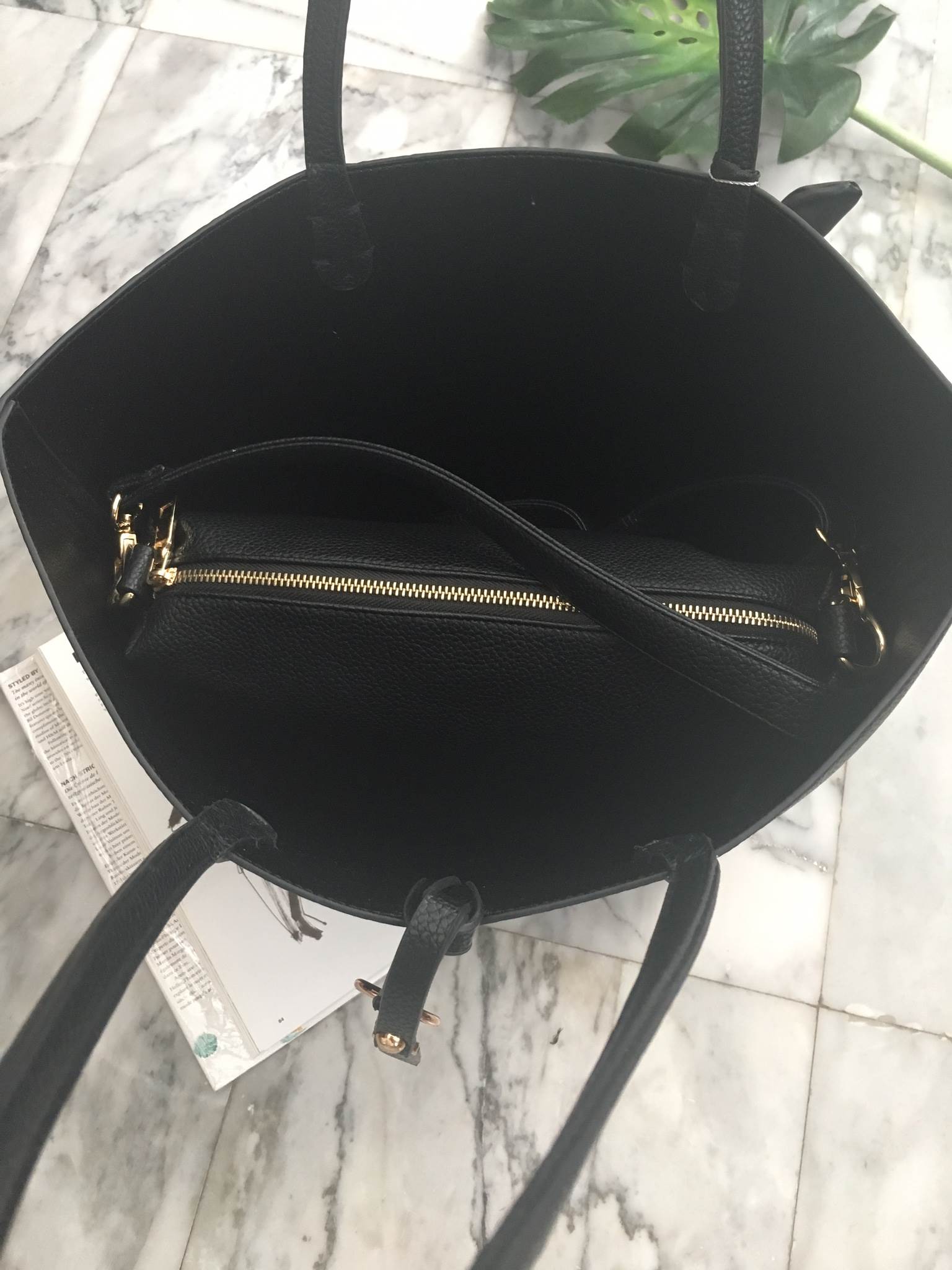 NEW Collection 2017 ' KEEP Infinite tote bag ' 👑หนังกระเป๋าสวยมาก ส่วนเรื่อง ความจุ ความคุ้ม ไม่ต้องพูดถึง 😆 ใบนี้ตอบทุกโจทย์เลยคะ แถม ซื้อ 1 ได้ ถึง 2 ใบอีกด้วย โอ้ย !! ใบนี้ เลิศมากคะ กระเป๋า ถือ//สะพายข้าง หนังสวยๆ มาพร้อมพวงก