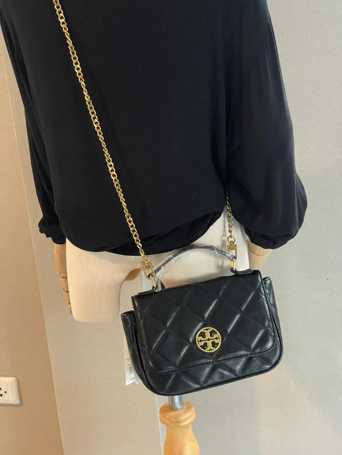 Tory burch crossbody and mini top handle Bag กระเป๋าถือที่มีดีไซน์แสนจะธรรมดาแต่ให้ลุดสุดชิด โดยลวดลายการเดินด้ายกระเป๋าที่มีรสนิยมดูแล้วคลาสสิค ตัวกระดุมของกระเป๋าเปิด-ปิดได้ง่าย หนังมีความนิ่ม จะถือก็ให้ความเก๋ได้อีกแบบ เหมาะกับการไปเที่ยวทั้งในวันสบาย